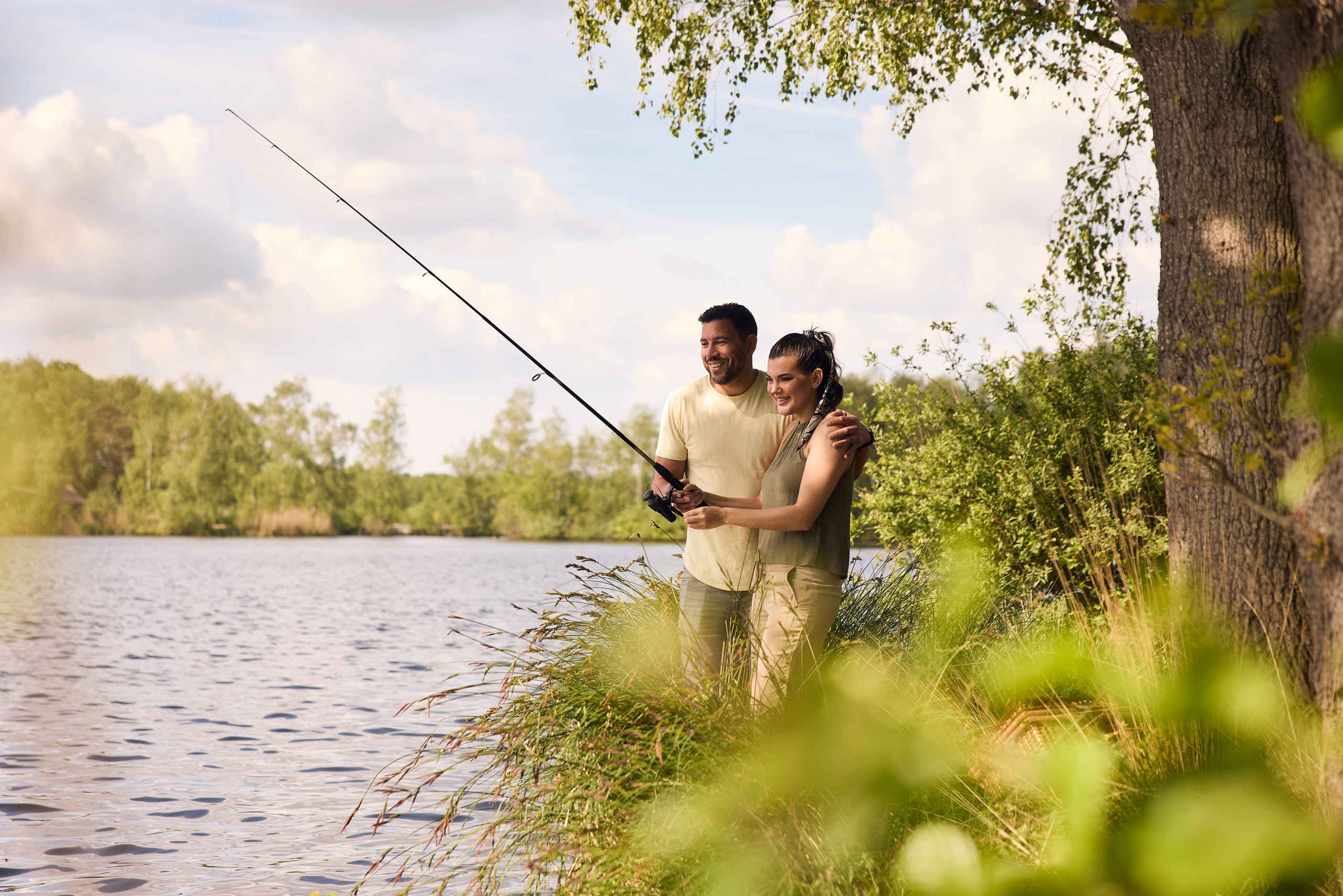 Stel aan het vissen in het Victoriameer bij Lake Resort Beekse Bergen