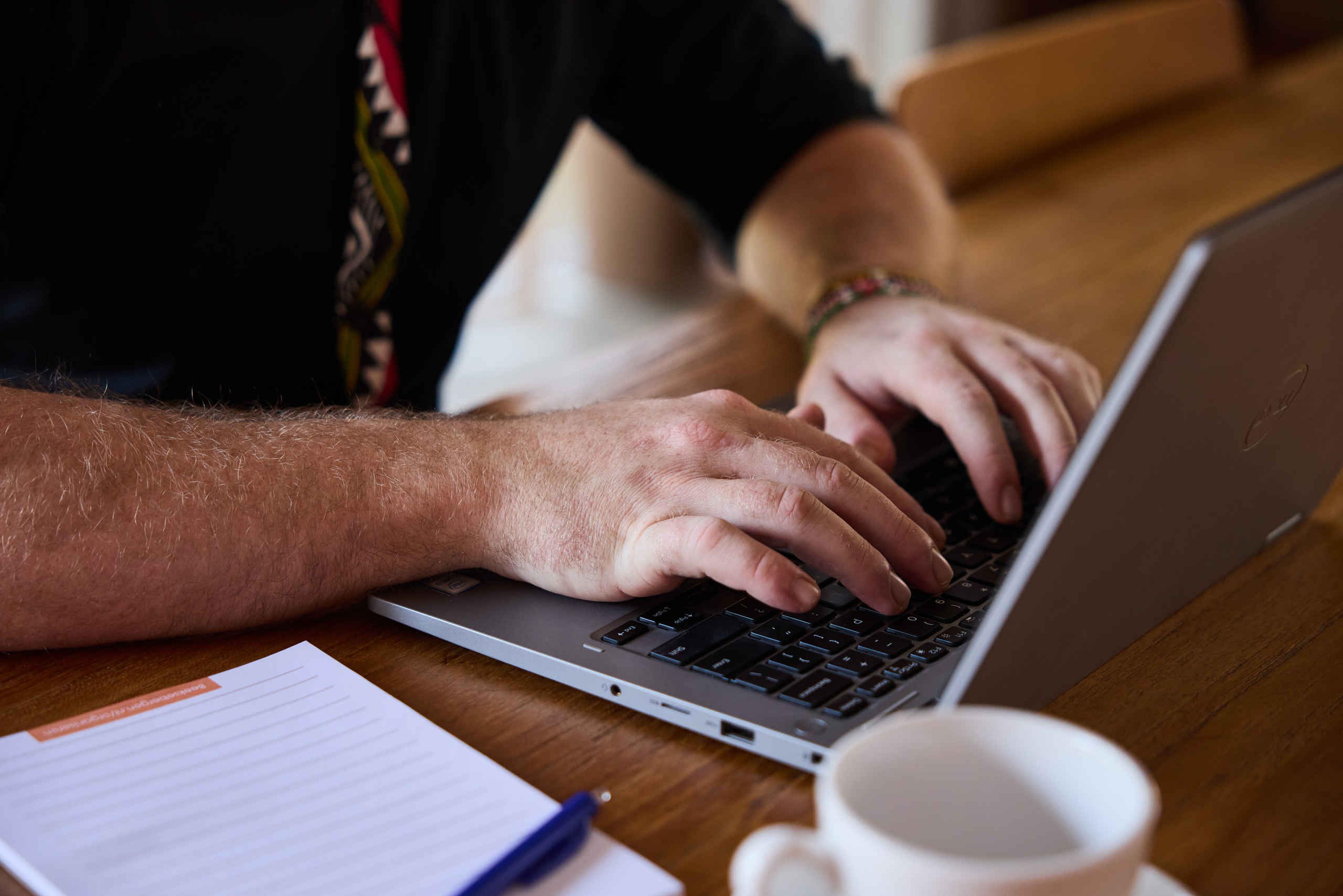 Medewerker werkt op laptop bij Beekse Bergen