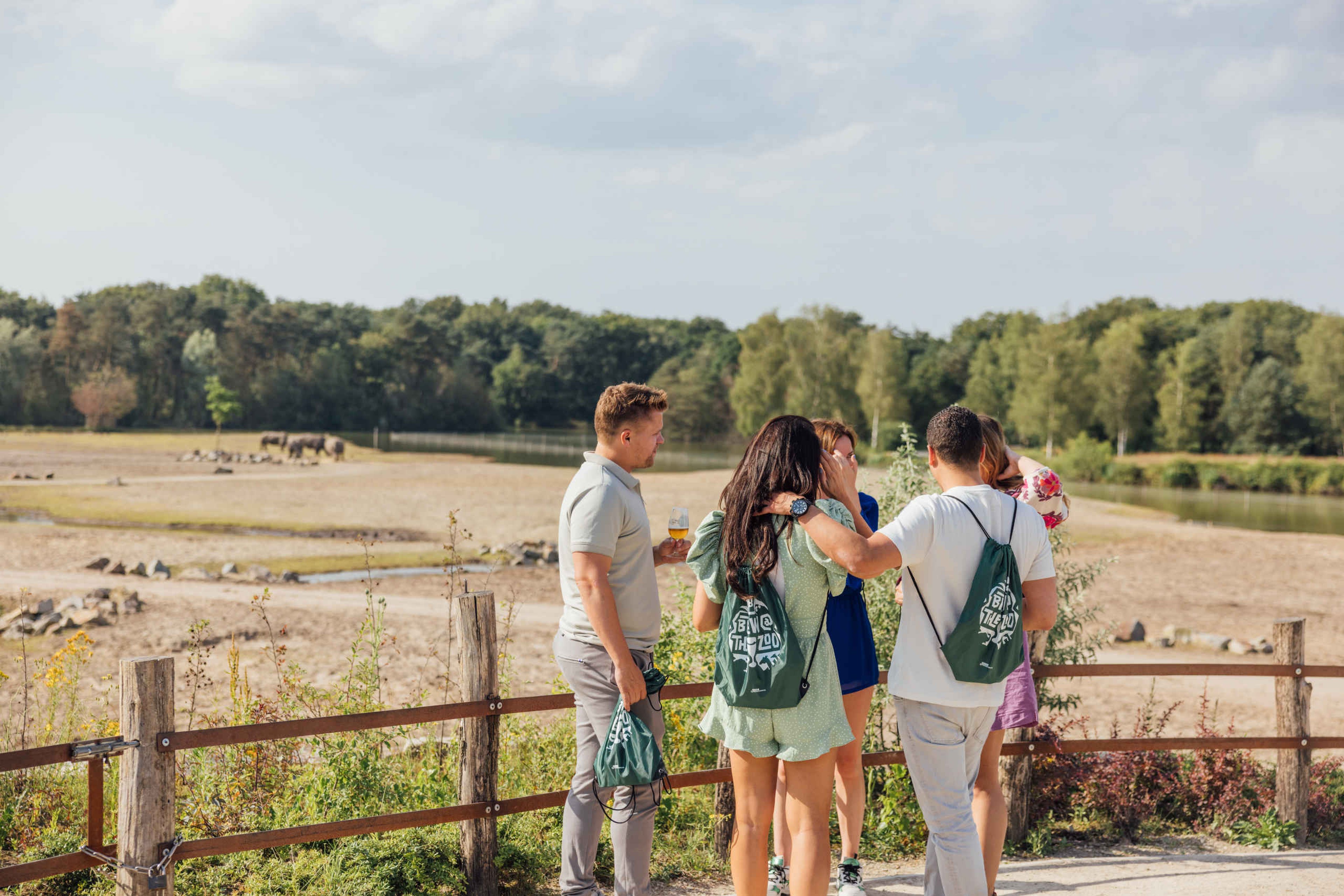 Volwassen vriendengroep bij de neushoorns tijdens Brew @ the Zoo in Safaripark Beekse Bergen