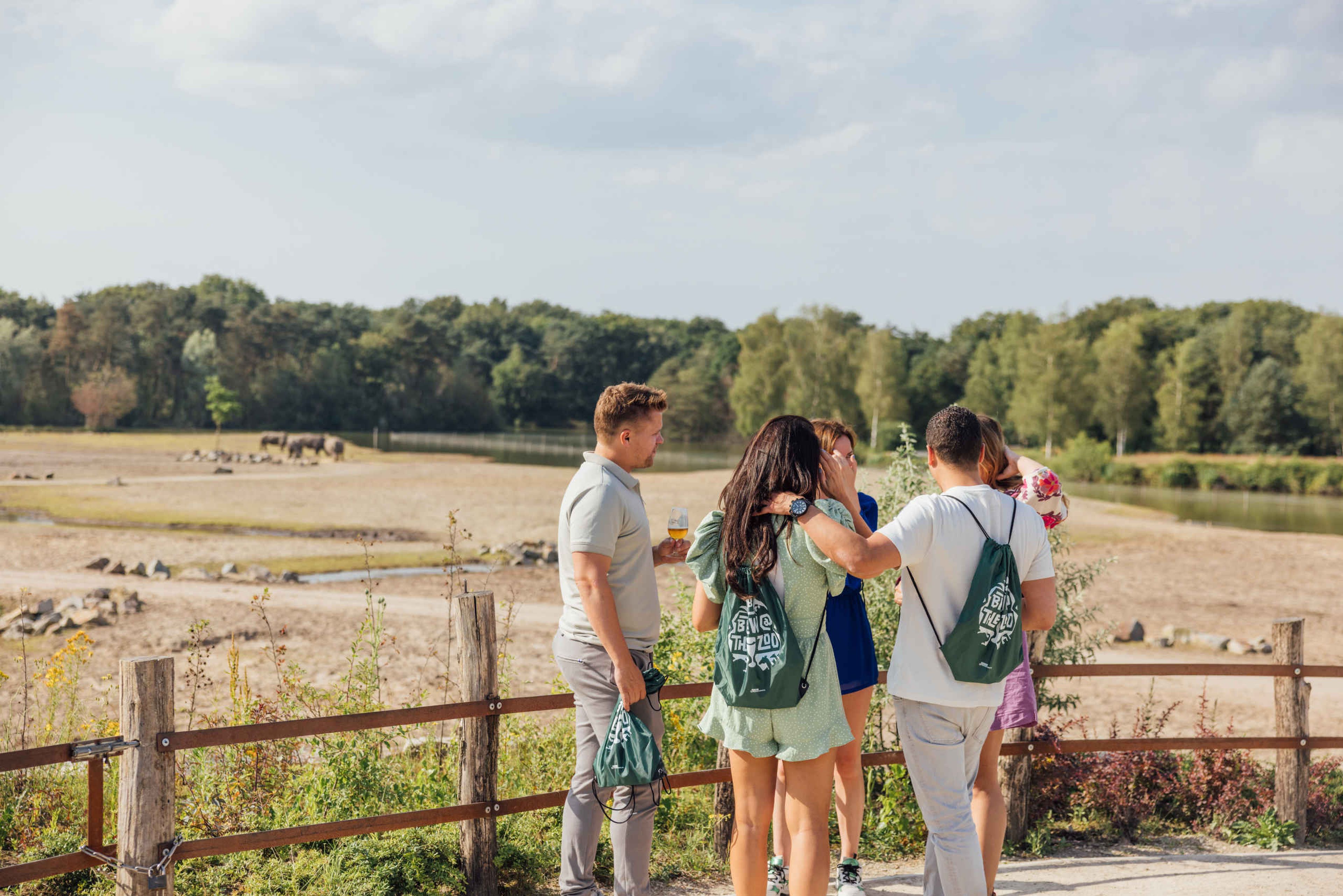 Volwassen vriendengroep bij de neushoorns tijdens Brew @ the Zoo in Safaripark Beekse Bergen