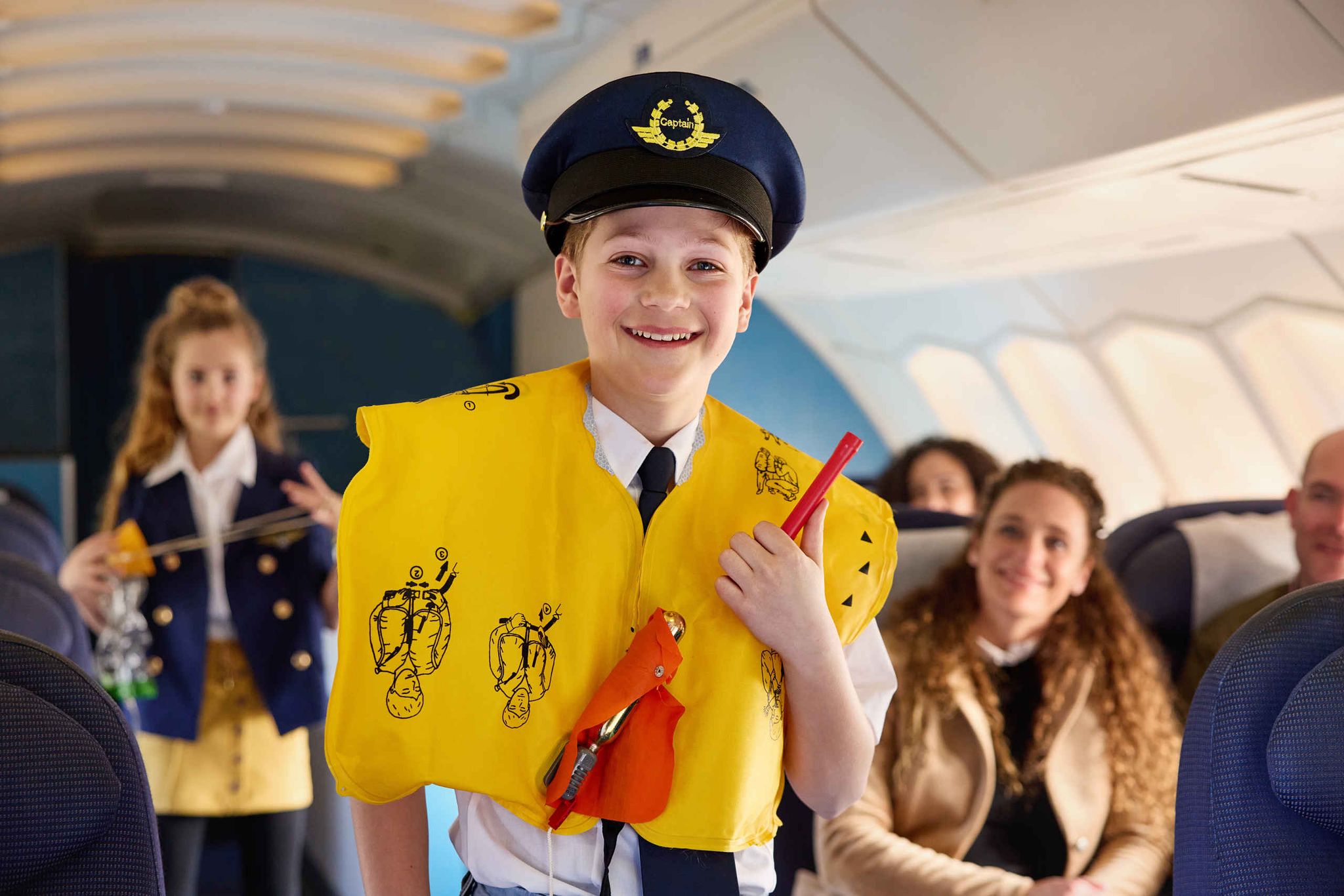 Een kind draagt een opblaasvest bij Luchtvaartmuseum Aviodrome