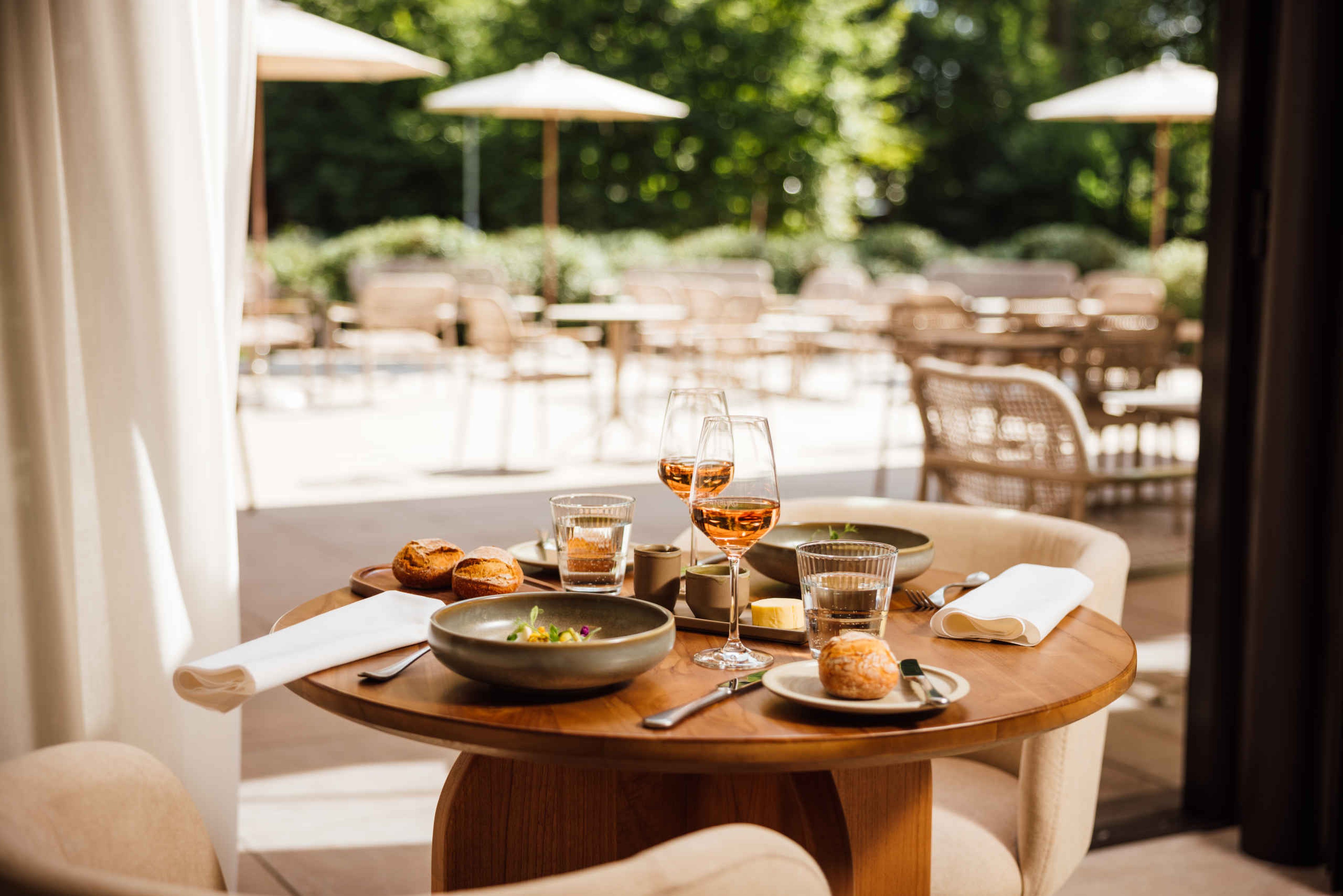 Overzicht tafel met diner bij Orangerie Steenenburg