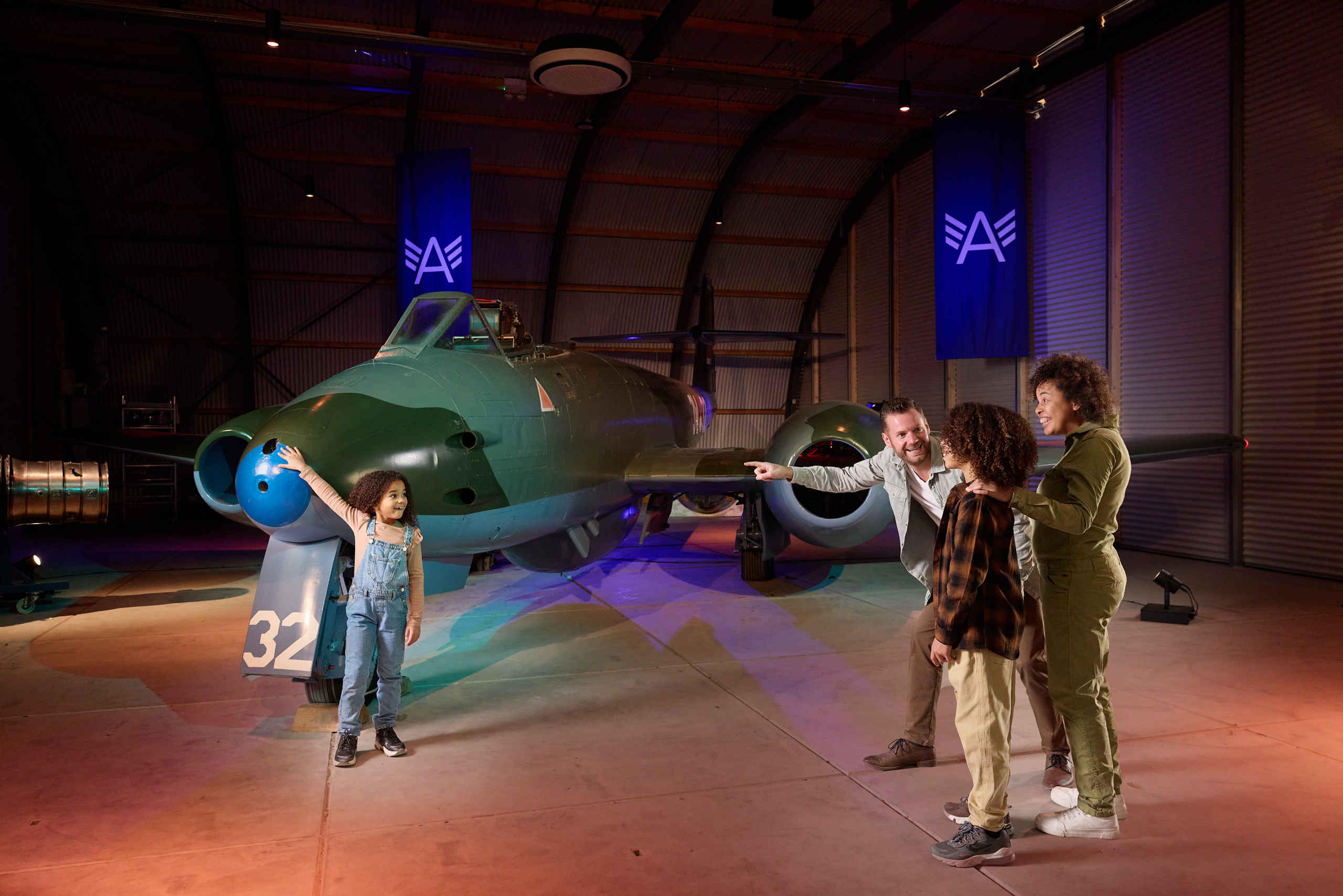 Gezin bij straaljagerexpositie in Luchtvaartmuseum Aviodrome