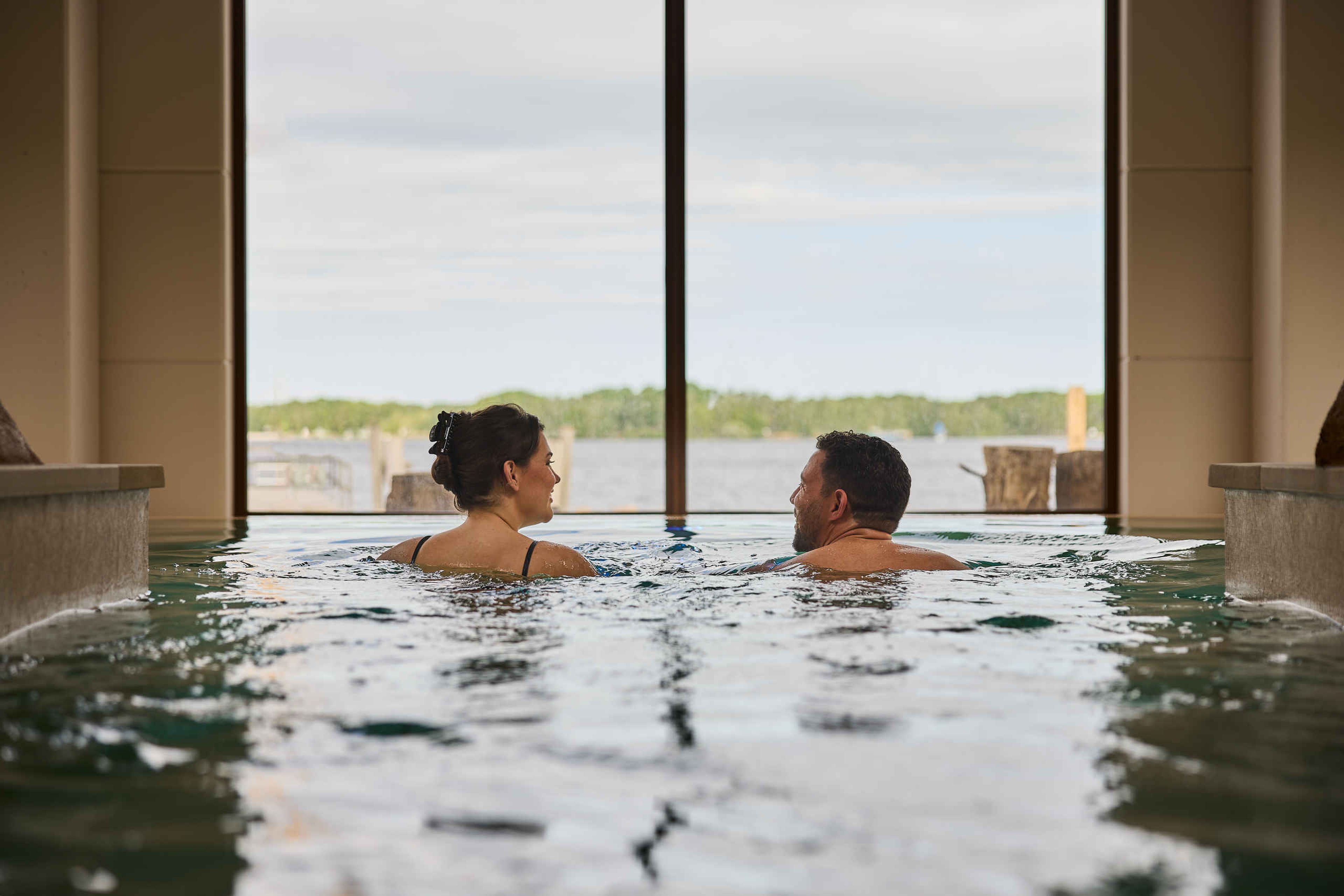 Twee mensen zwemmen in Etsi Pool bij Lake Resort Beekse Bergen.