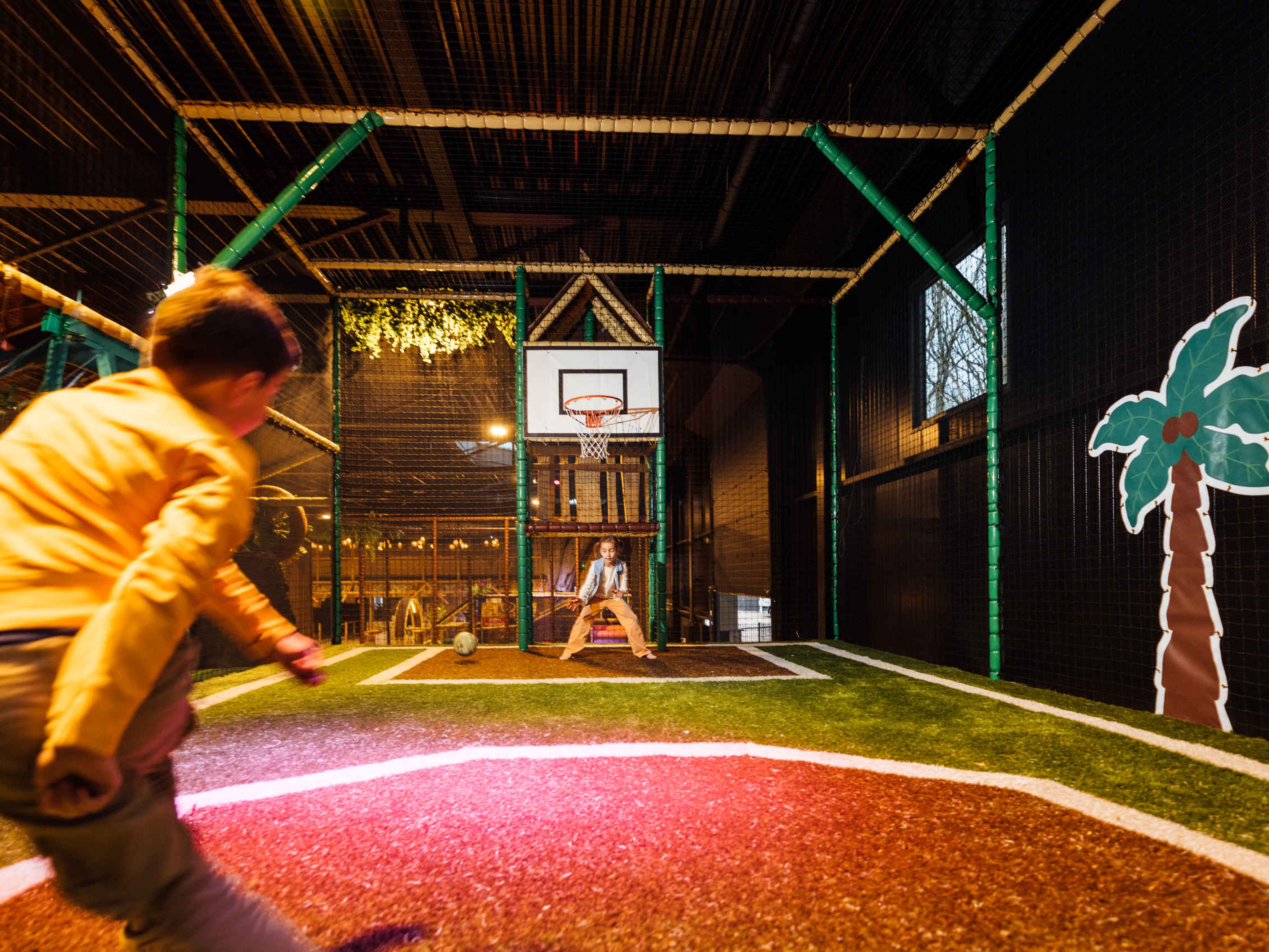 Een jongen en meisje op het voetbalveldje in Speelland Indoor bij Beekse Bergen