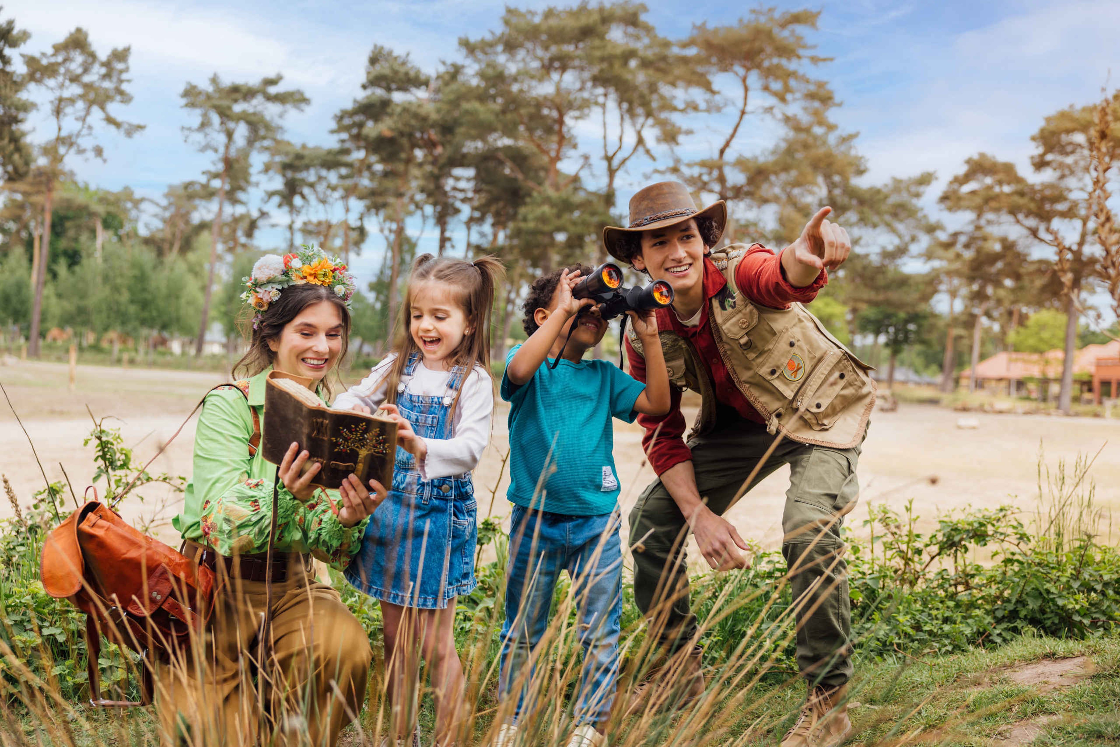 Rangers Robin en Renee met twee kinderen bij Beekse Bergen.