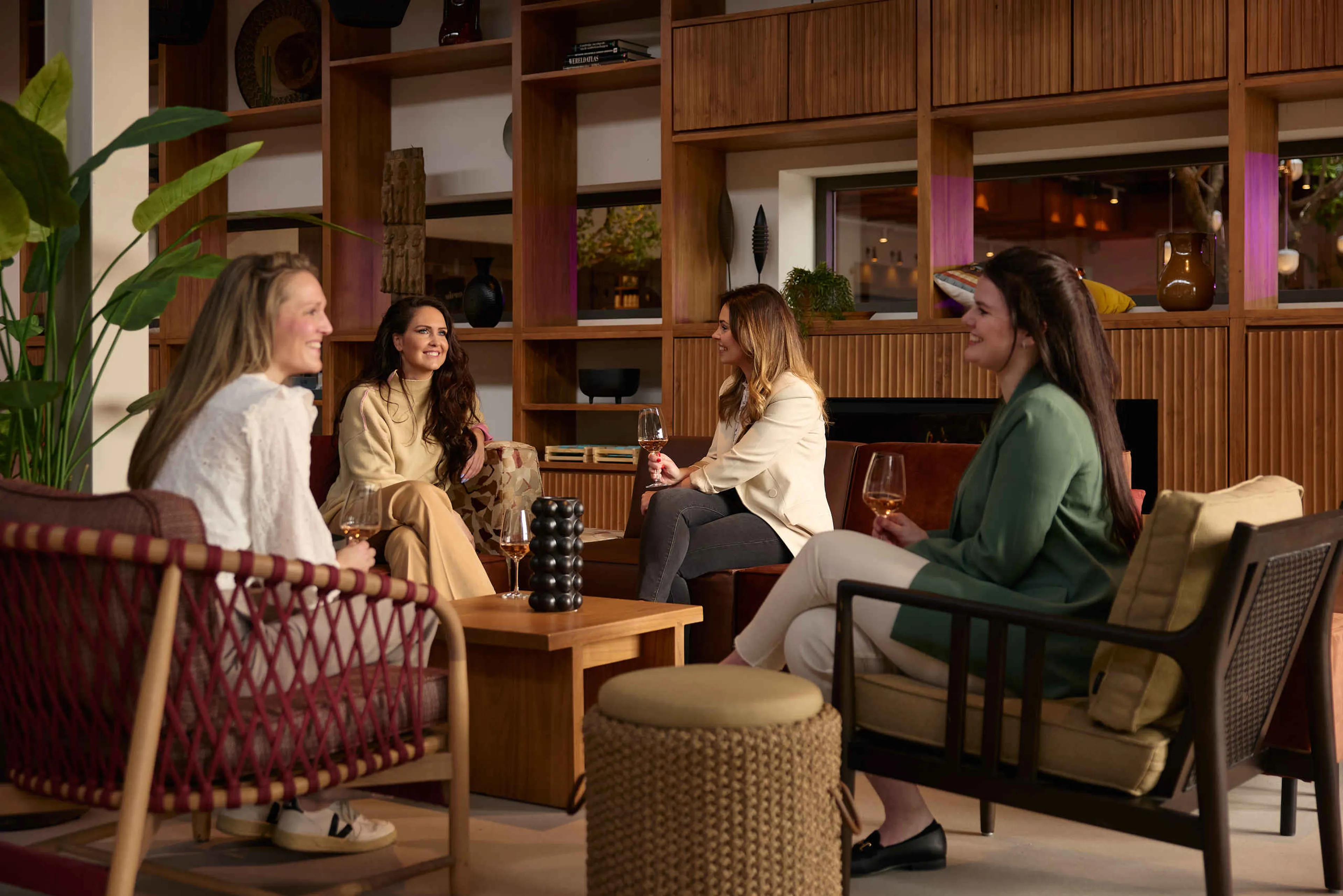 Een vriendengroep zit te borrelen bij Hogon Bar & Lounge bij Safari Hotel Beekse Bergen.