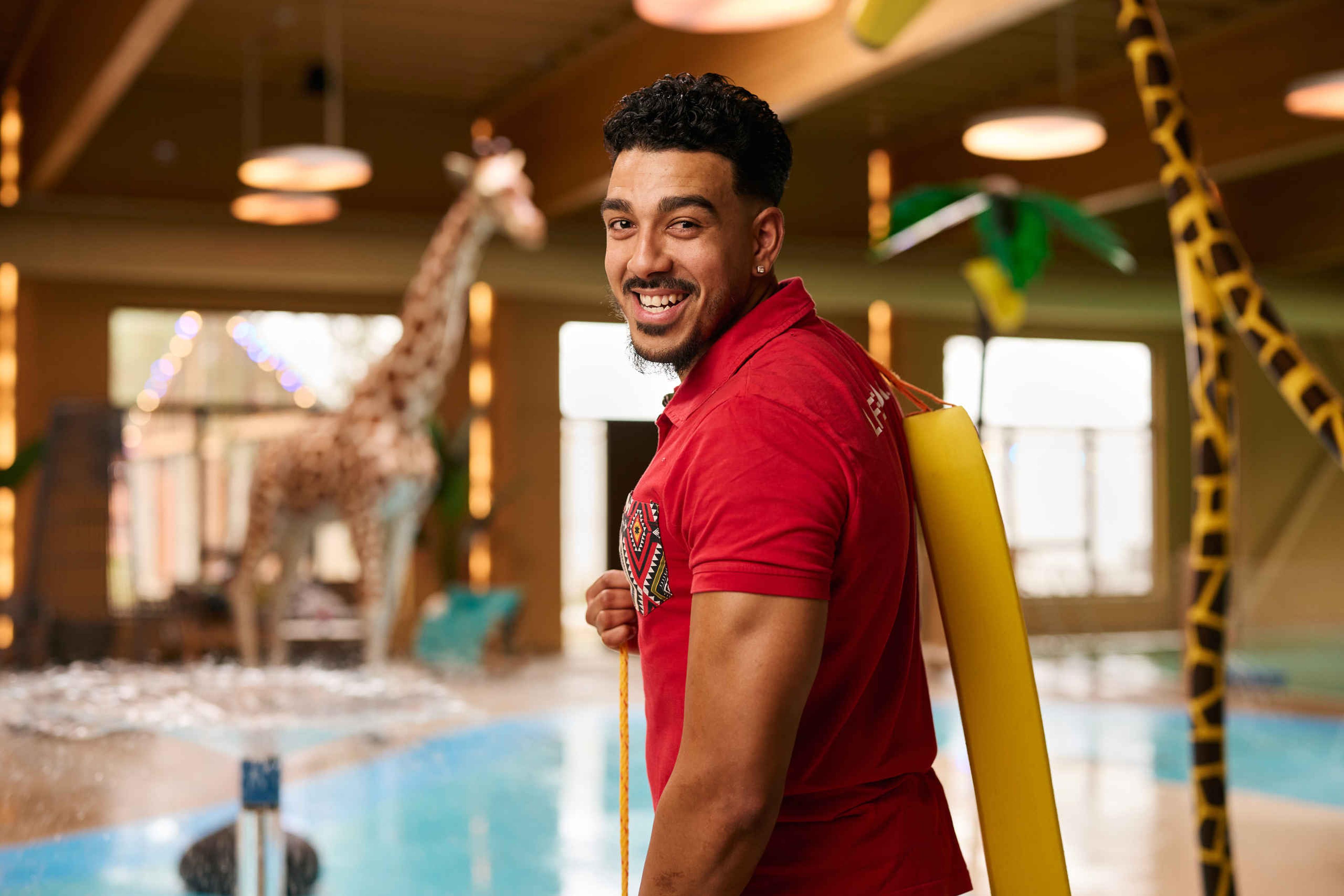 Medewerker lifeguard in Maji Spring op Safari Resort Beekse Bergen