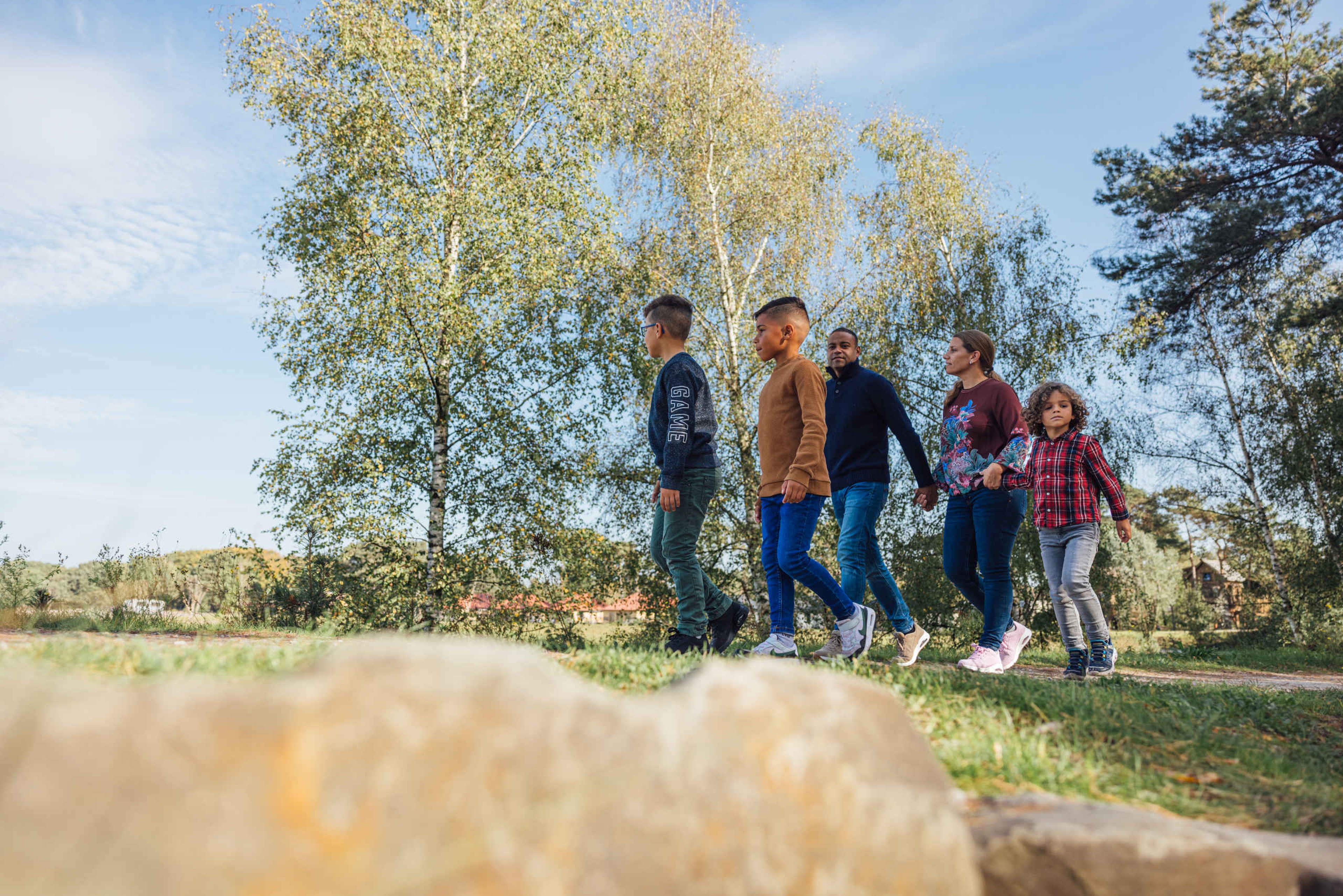 Najaar een gezin aan het wandelen in Safaripark Beekse Bergen