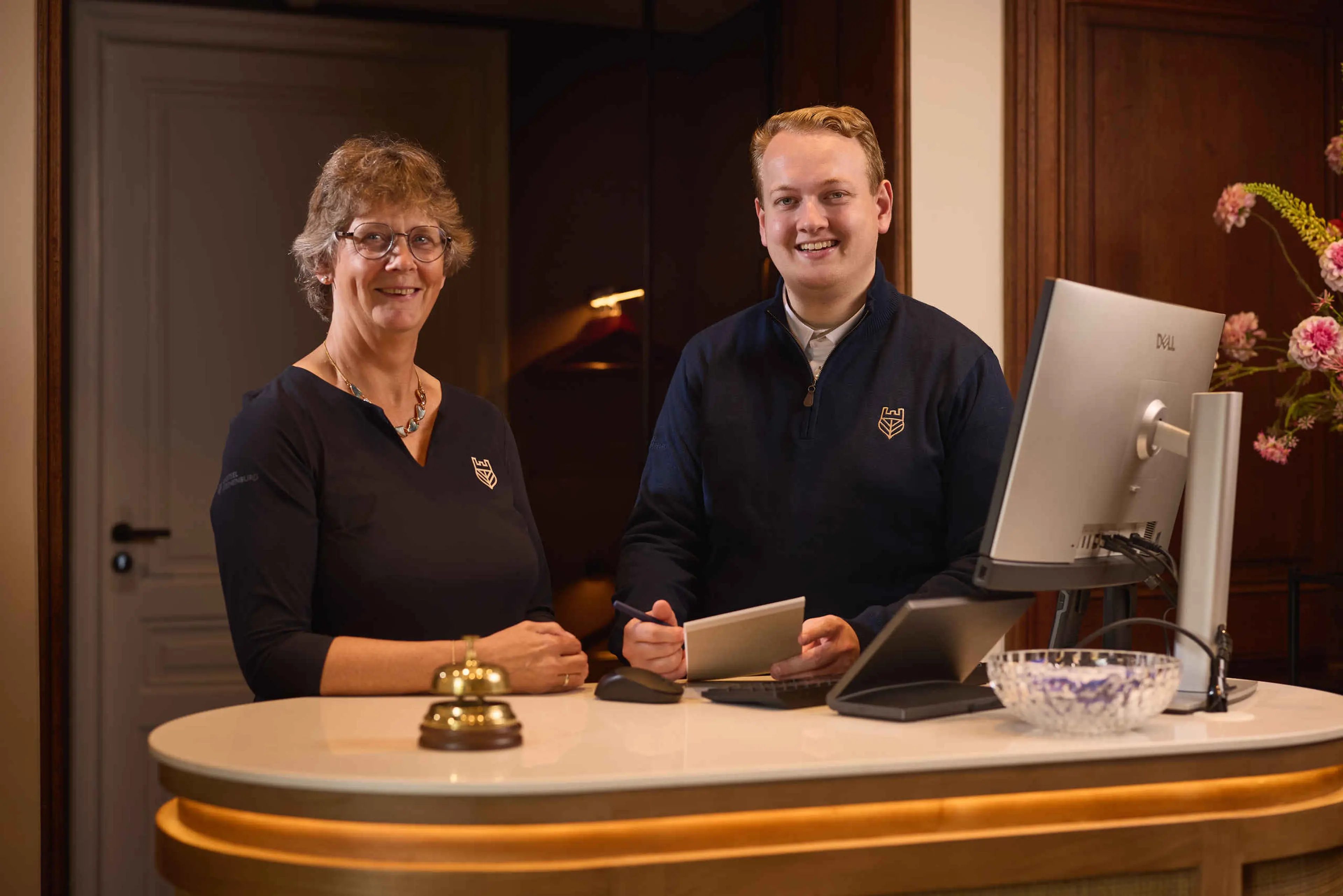 Twee medewerkers van Front Office bij Kasteel Steenenburg
