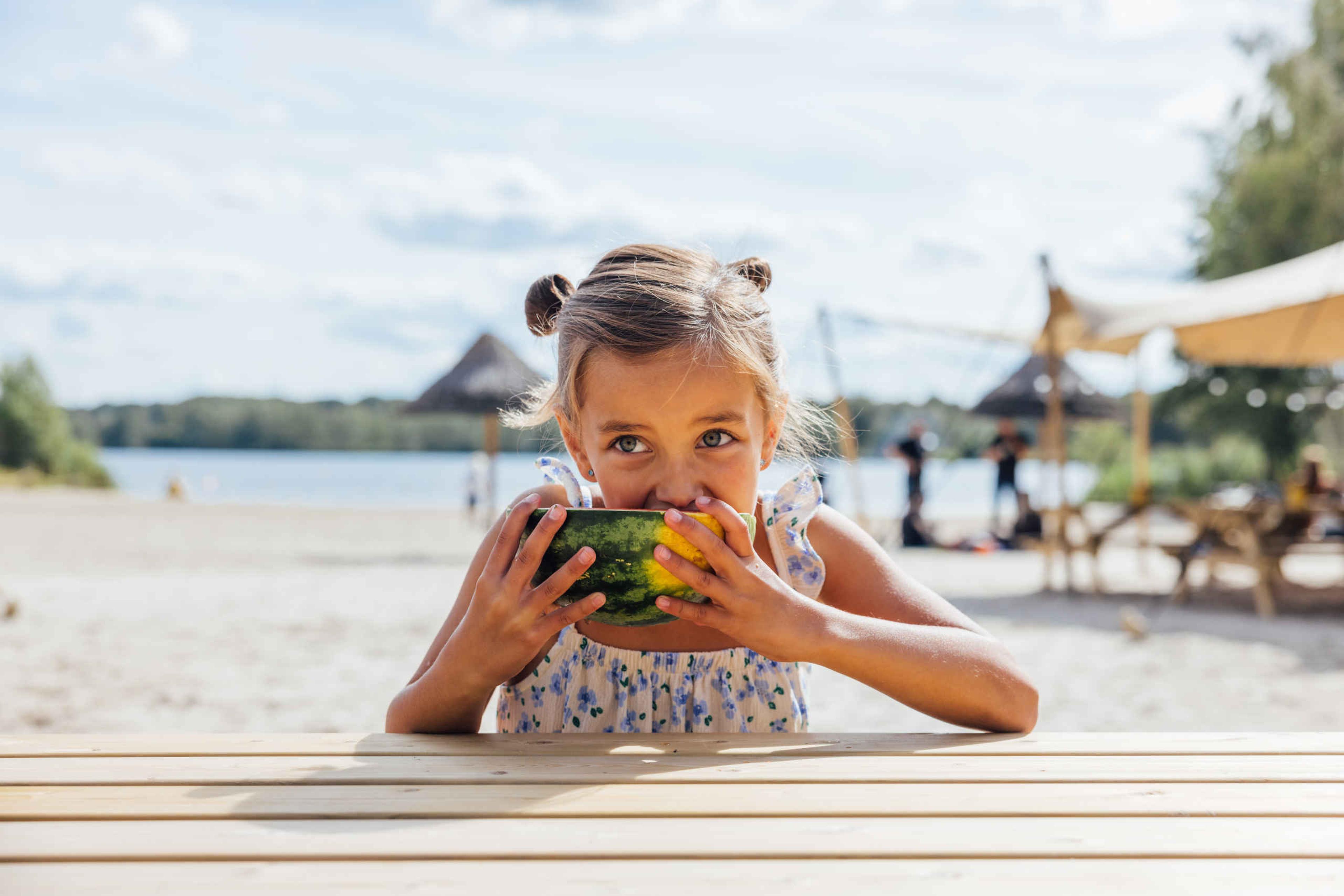 Zomer meisje eet watermeloen in de beachclub van Speelland Outdoor Beekse Bergen