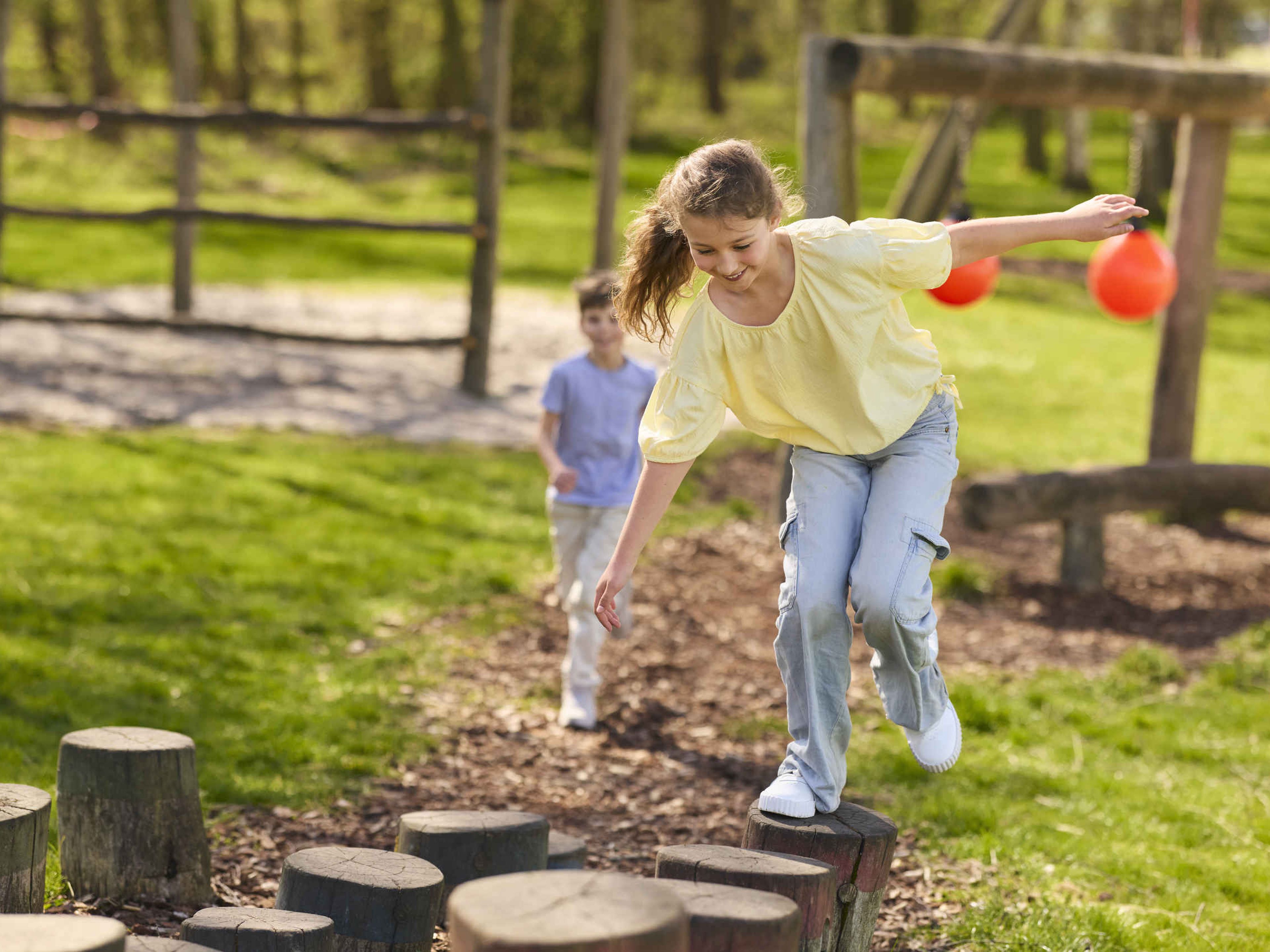 Twee kinderen in de speeltuin