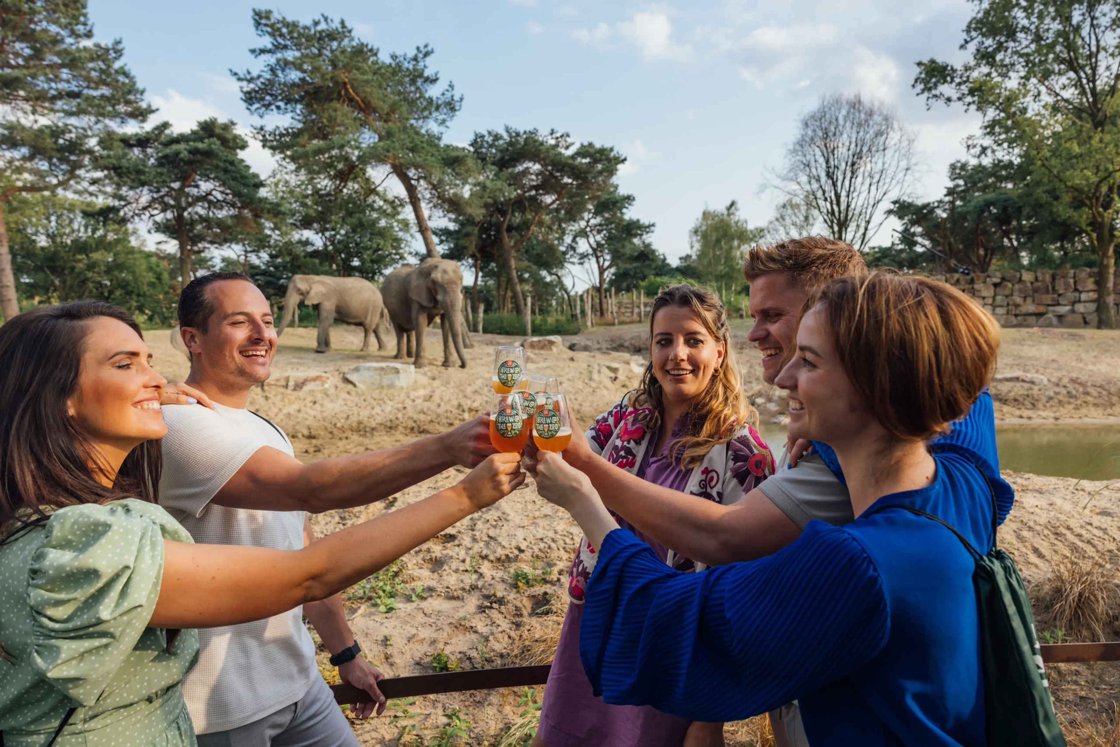 Groep aan het borrelen tijdens Brew@thezoo in Safaripark Beekse Bergen