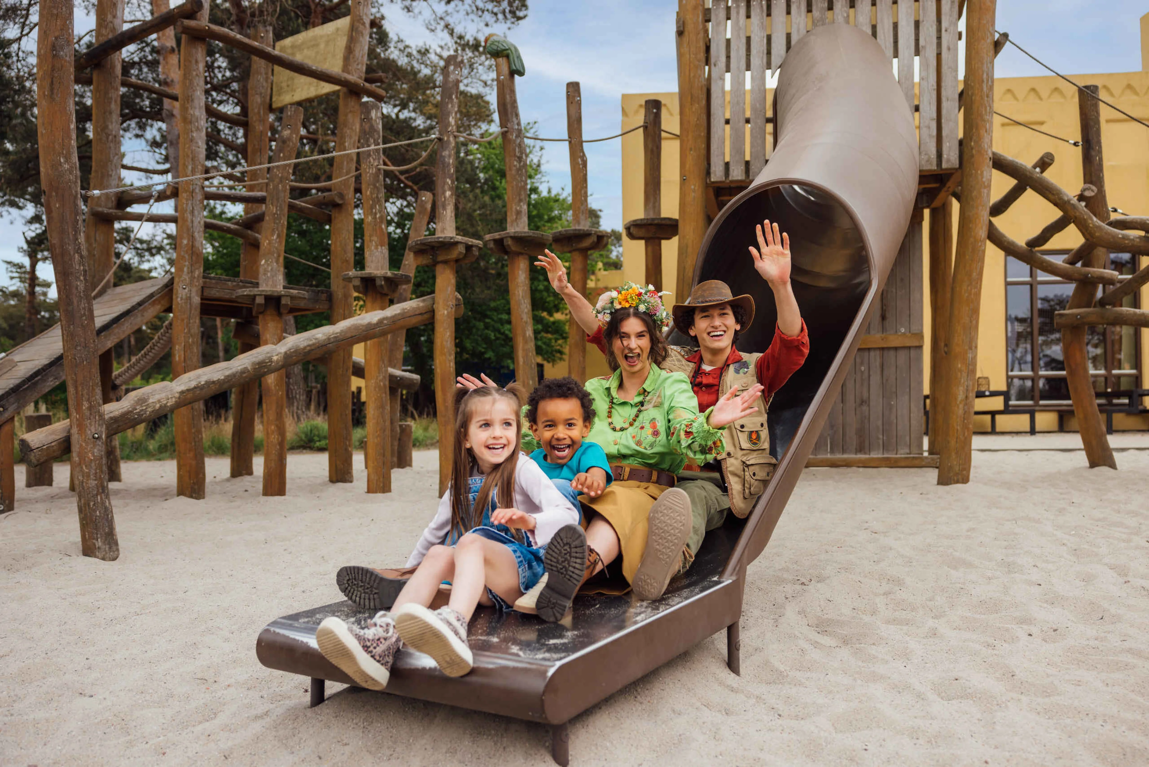 Robin en Renee gaan samen met twee kinderen van de glijbaan bij Safari Resort Beekse Bergen.