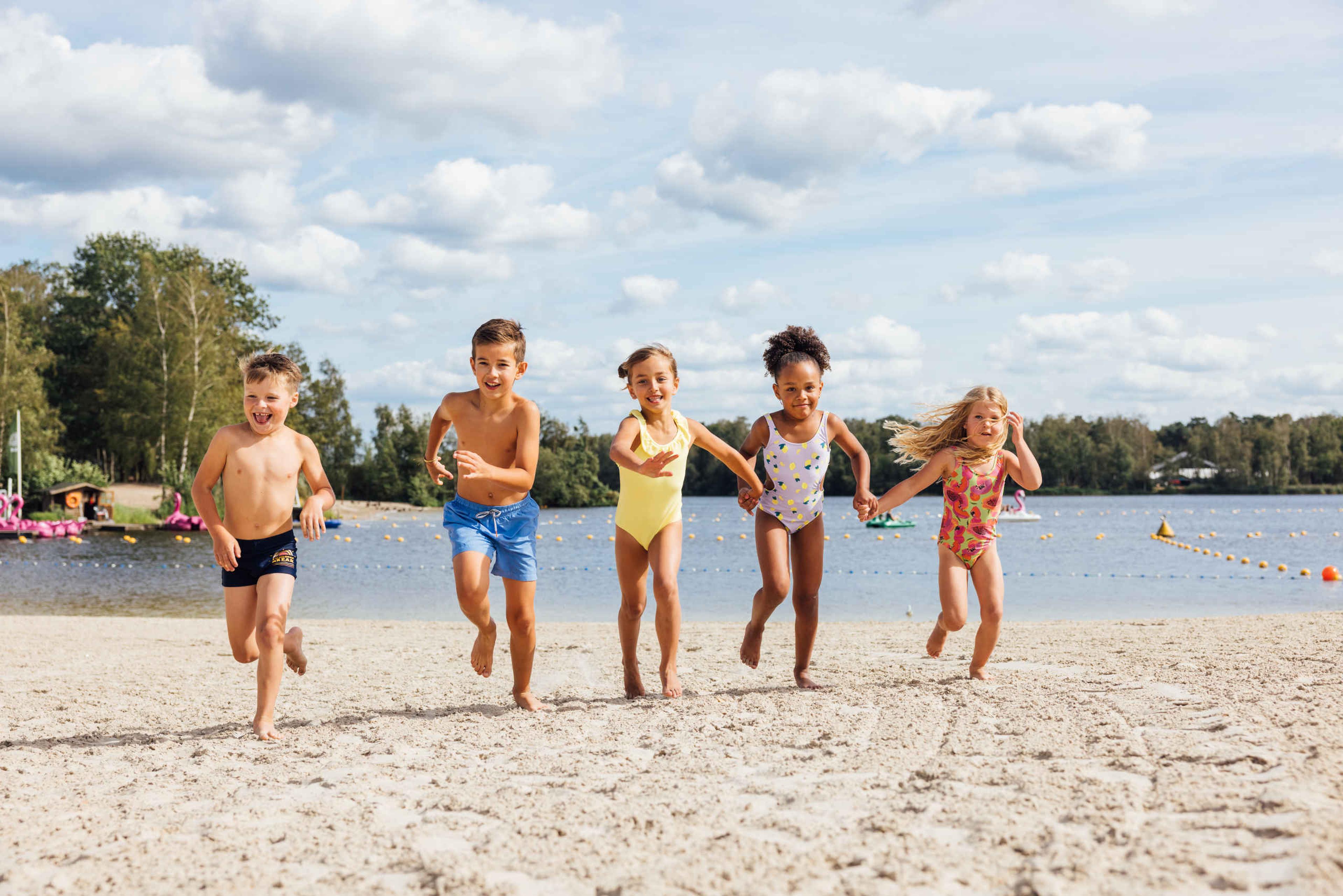 Kinderen rennen op het strand bij Speelland Beekse Bergen
