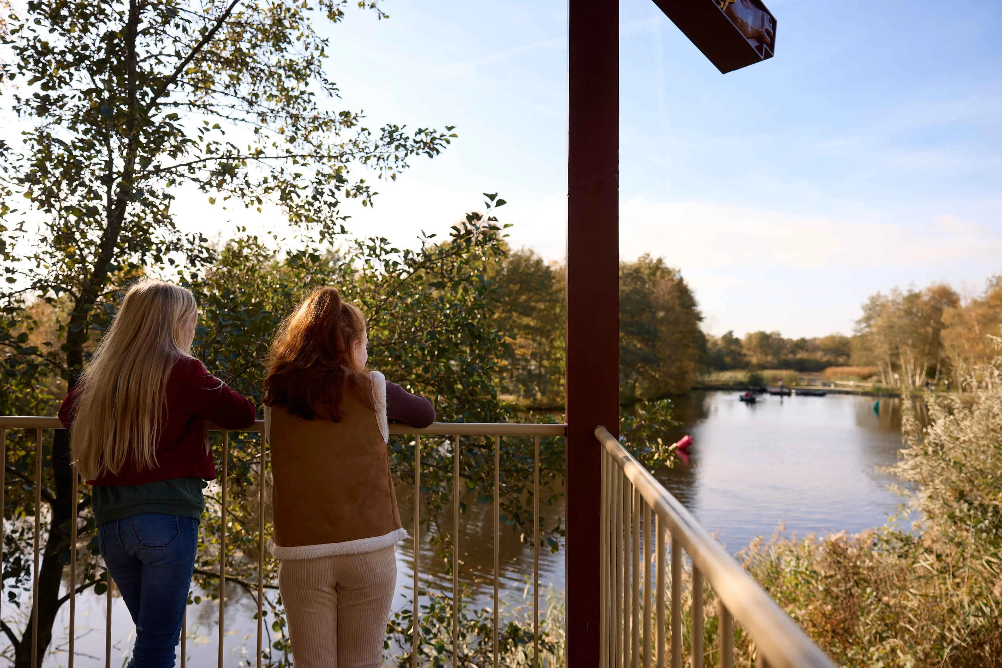 Meiden op uitkijk over water AquaZoo Leeuwarden