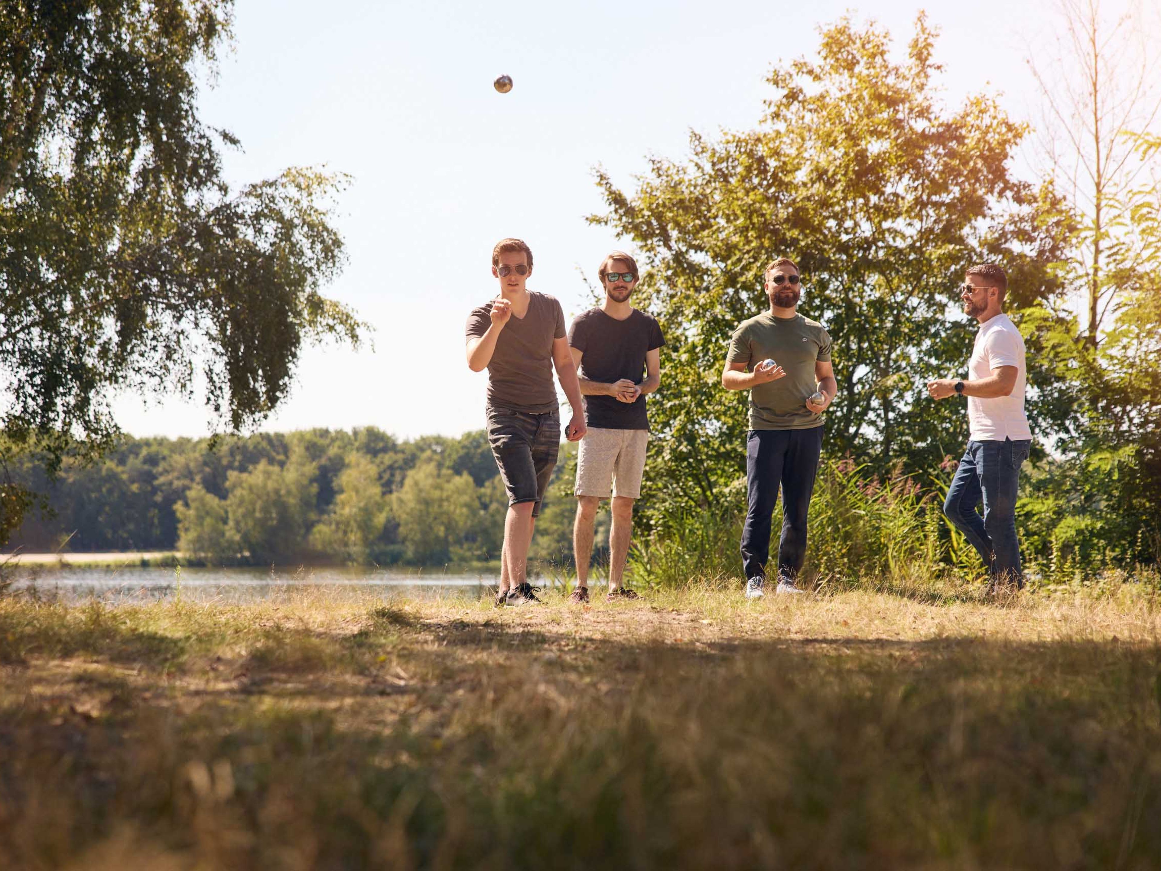 Mannen jeu de boulen op het Back2Basic terrein van het Lake Resort