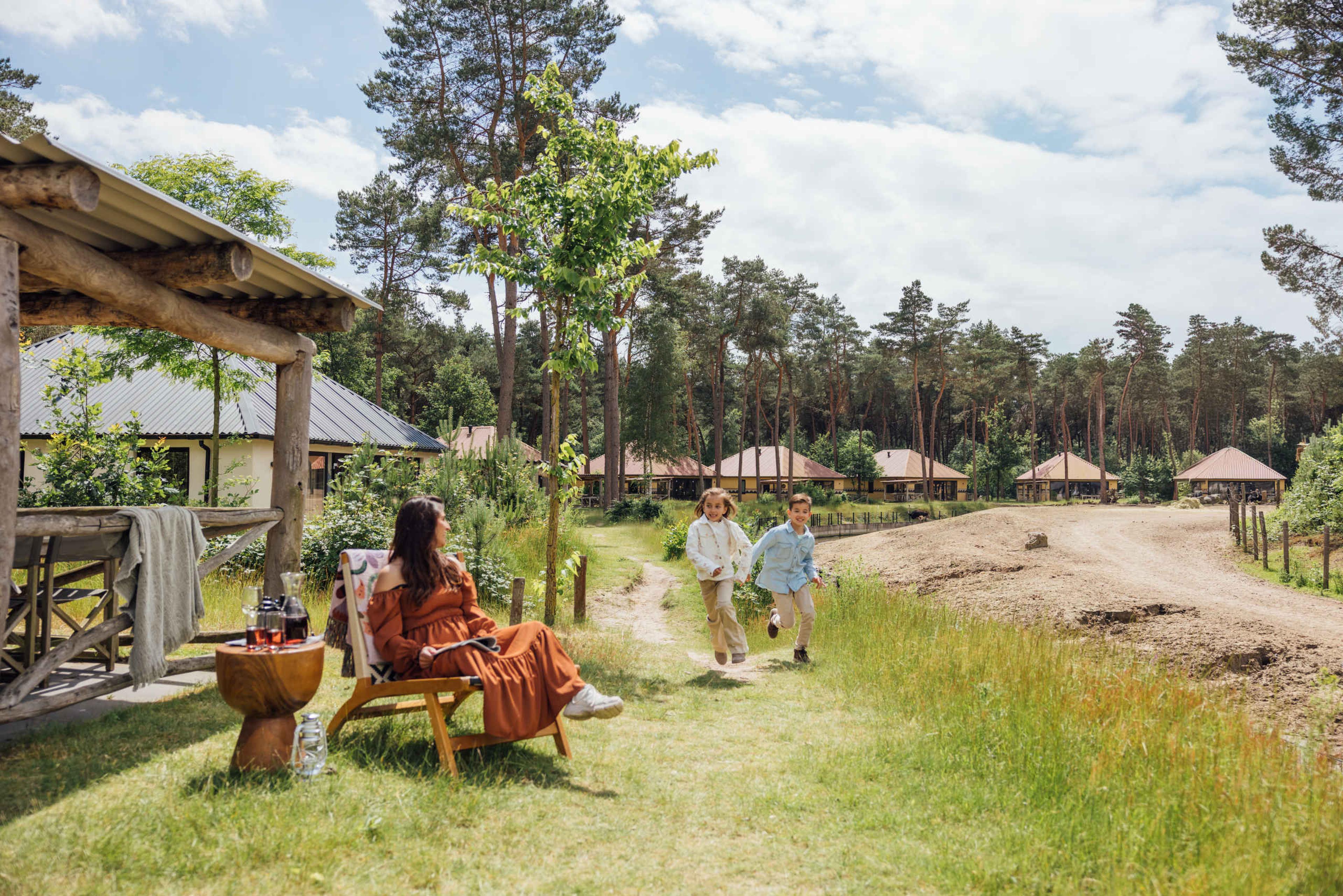 Kinderen rennen langs savanne op Safari Resort Beekse Bergen