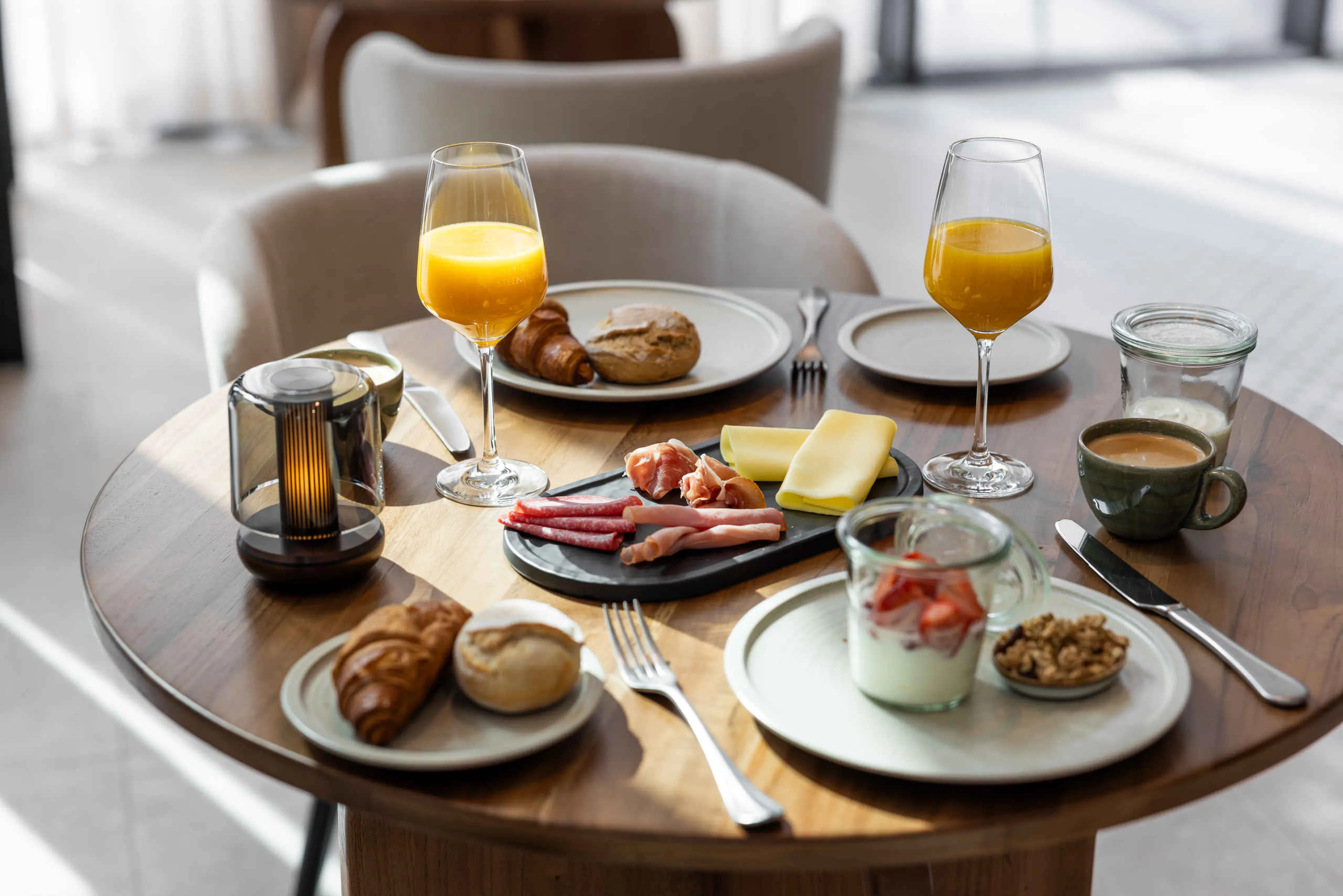 Ontbijt in restaurant de Orangerie in Kasteel Steenenburg