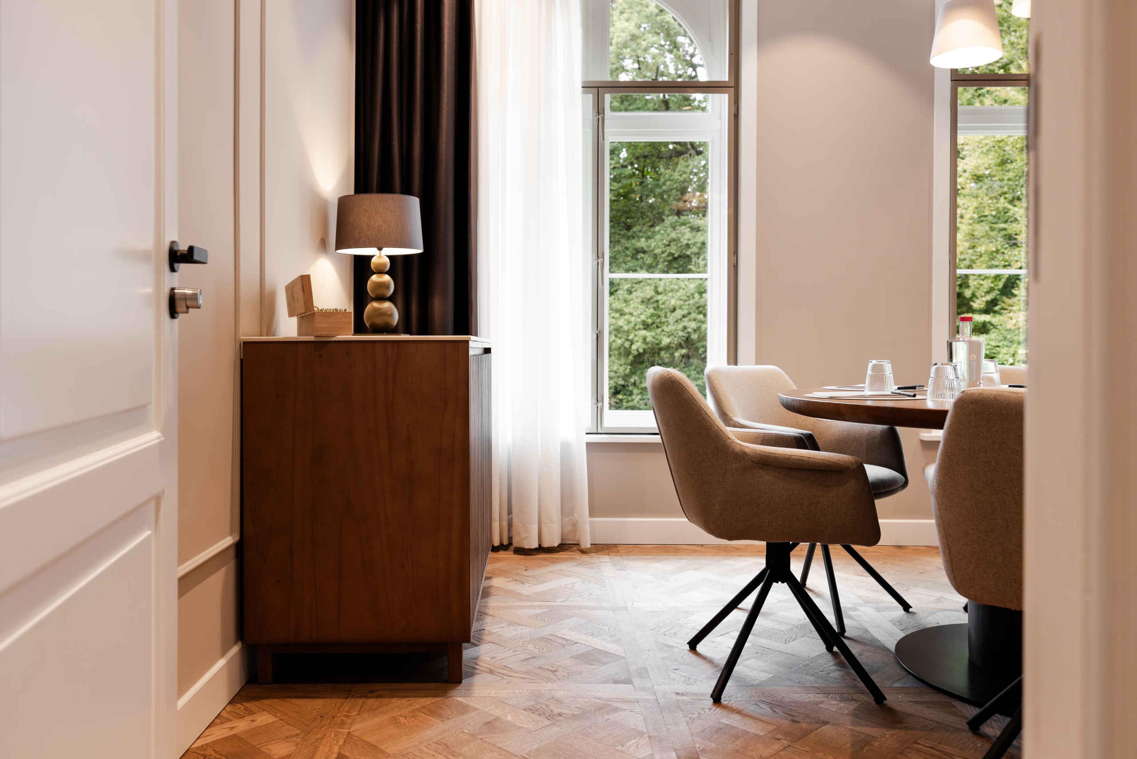 Vergaderruimte doorkijk in Salon 3 in Kasteel Steenenburg