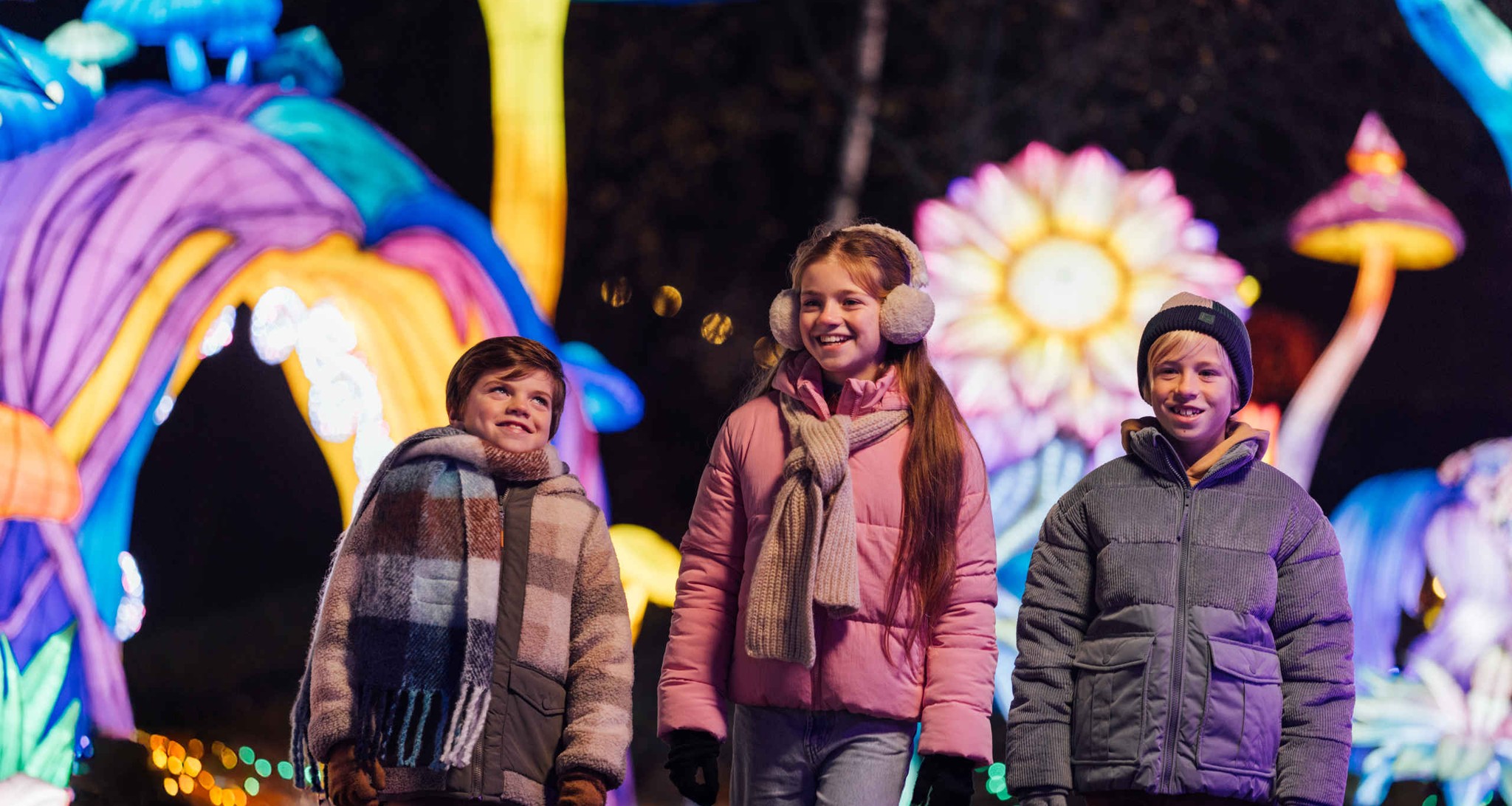 Drie kinderen wandelen door Safaripark Beekse Bergen tijdens Light Safari