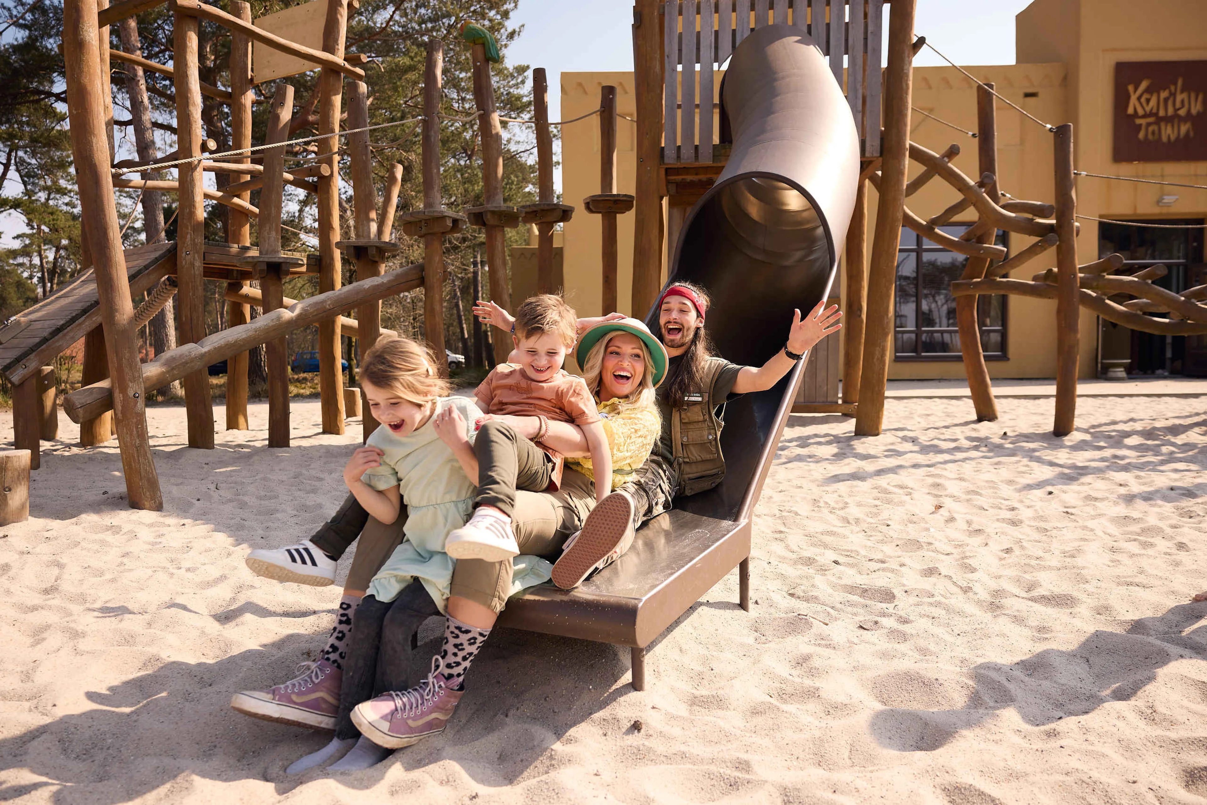 Kinderen en rangers in de speeltuin bij Safari Resort Beekse Bergen