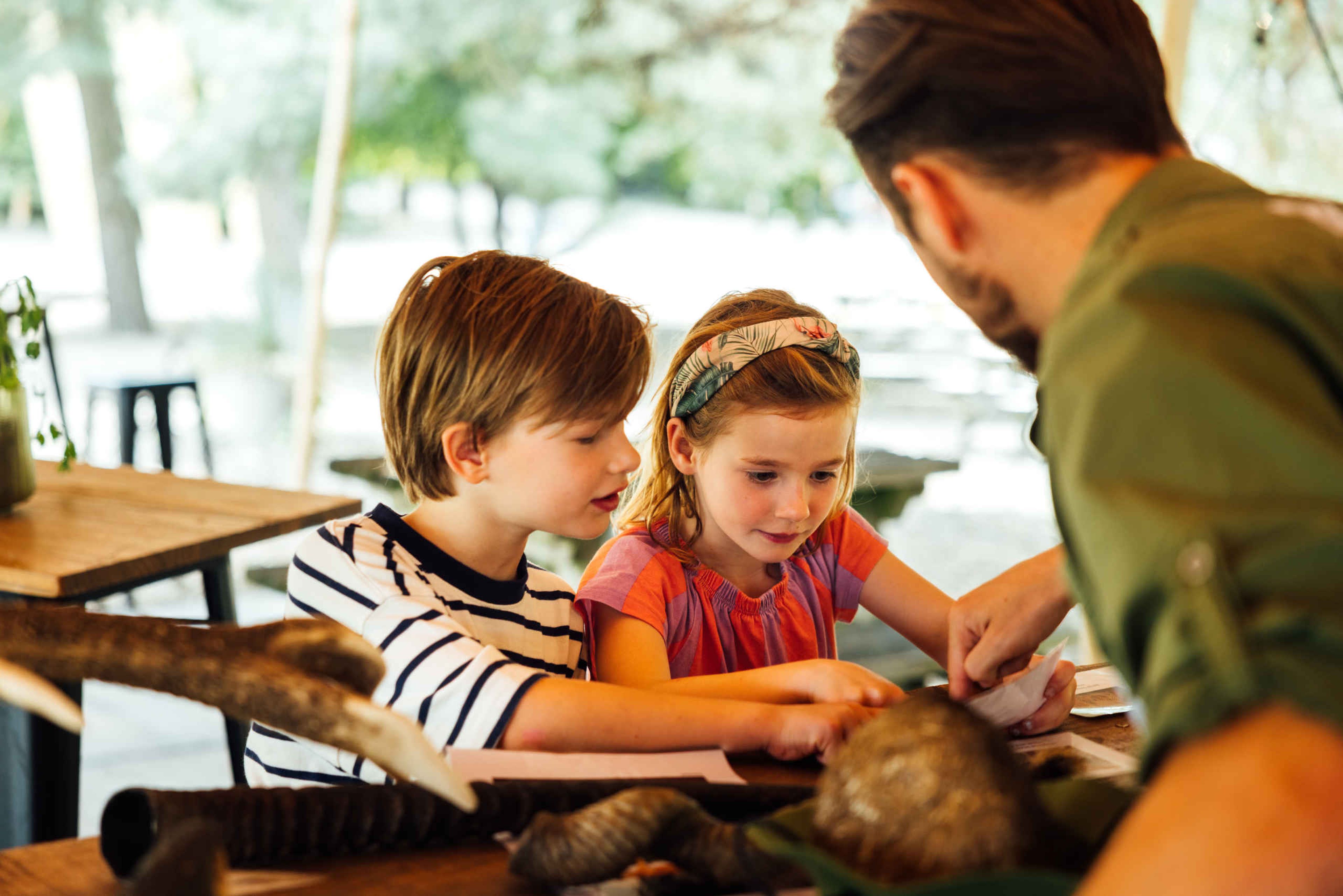 Ranger met kinderen Safaripark Beekse Bergen