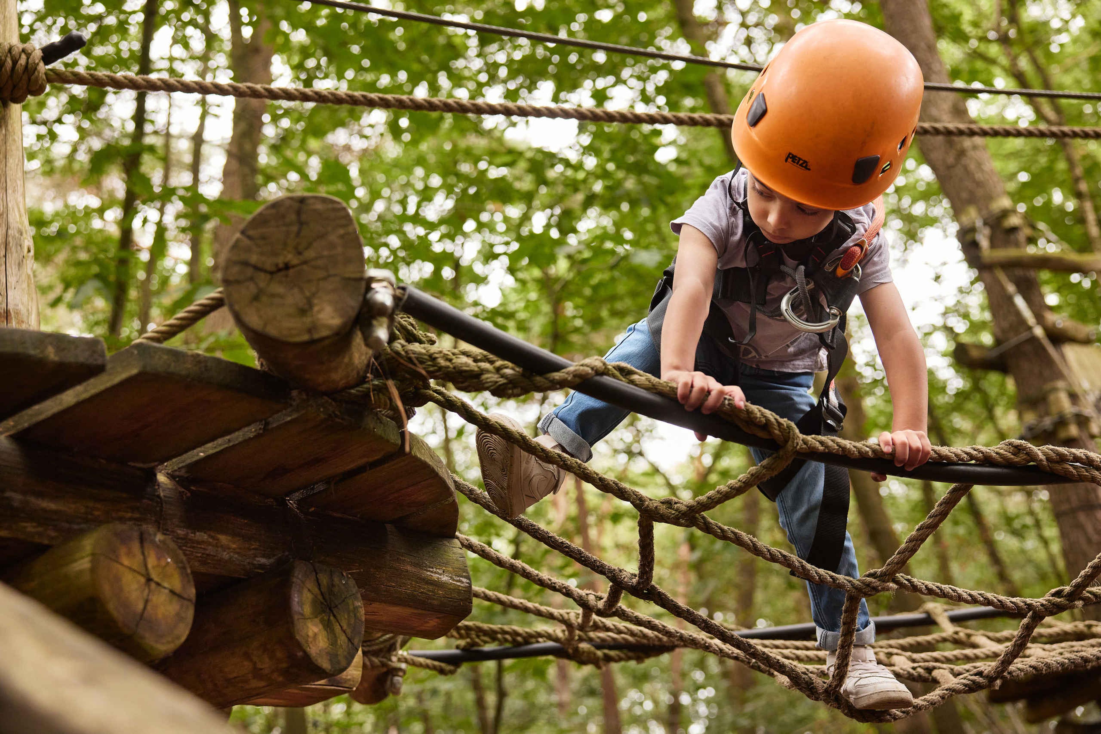 Een jongen klimt op het pico parcours in Klimrijk Brabant.