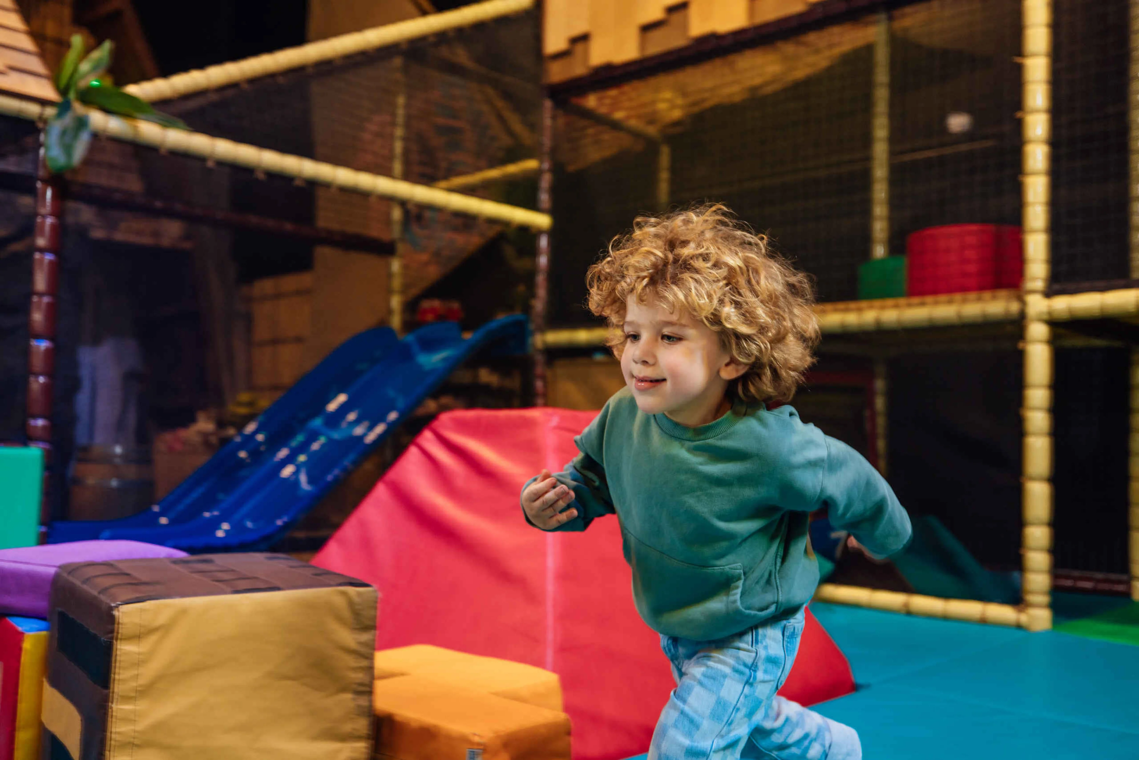 Een klein kind rent rond bij Speelland Indoor