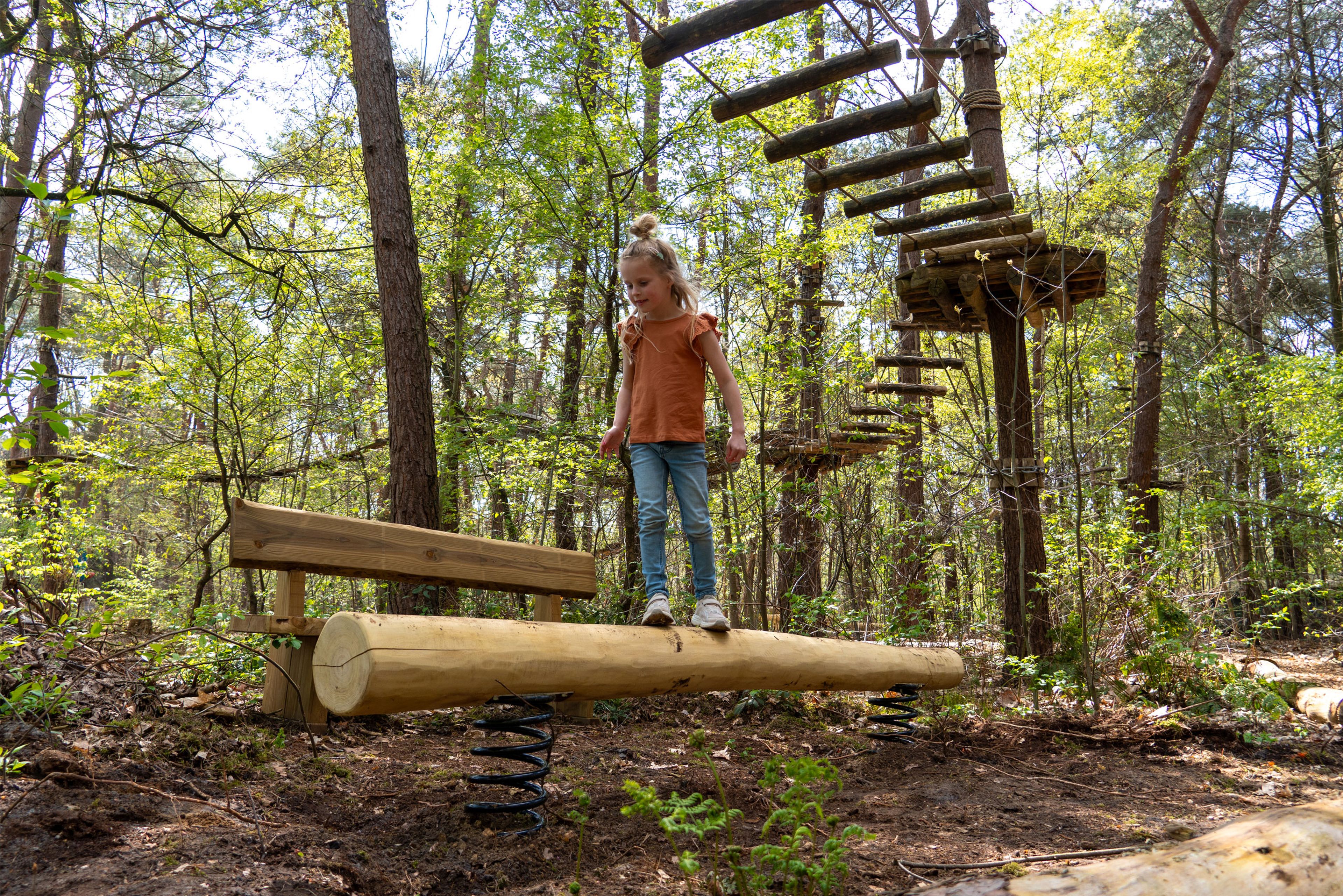 Een meisje op het Low Rope Parcours bij Klimrijk Brabant