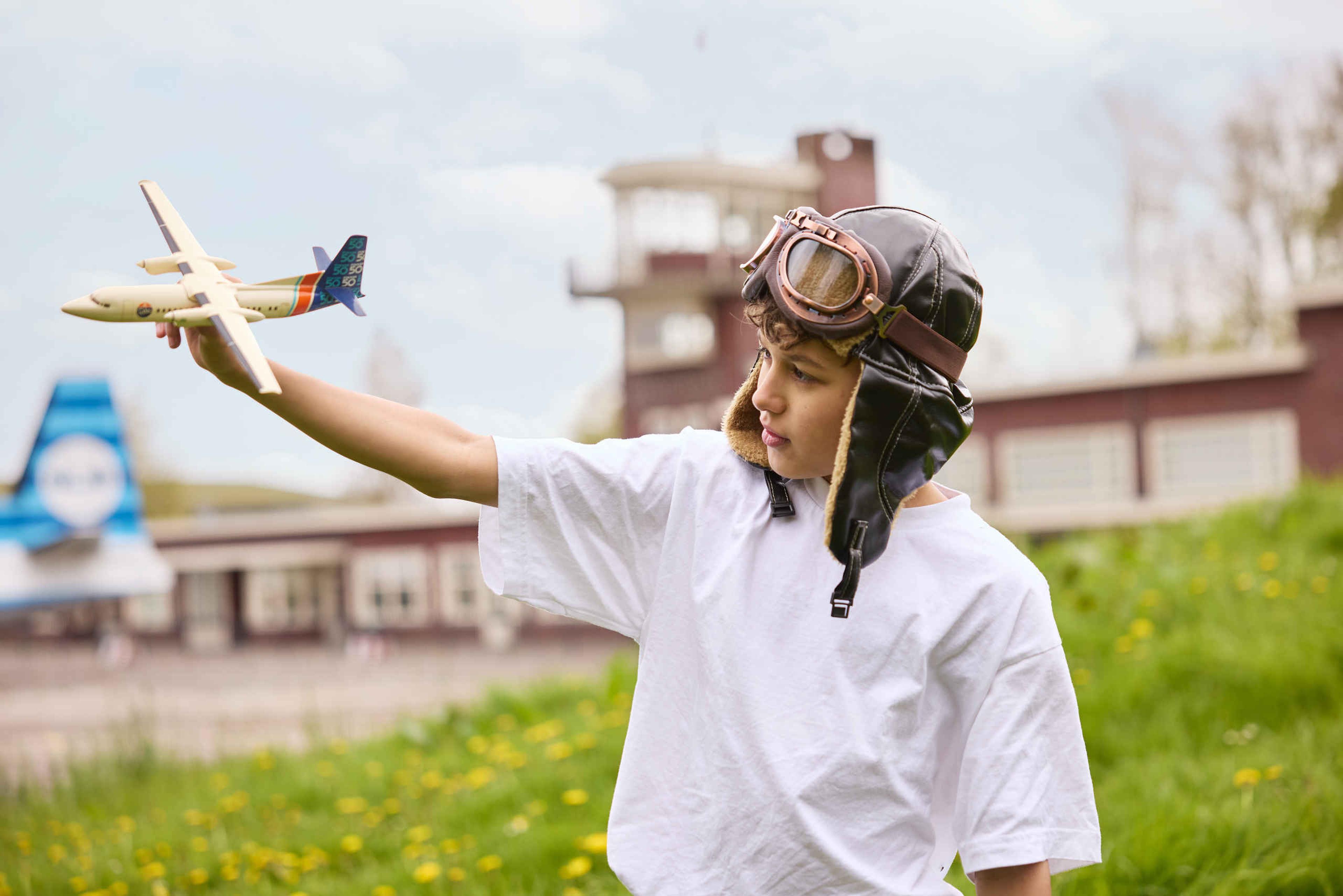 Jongen speelt met vliegtuig in Luchtvaartmuseum Aviodrome