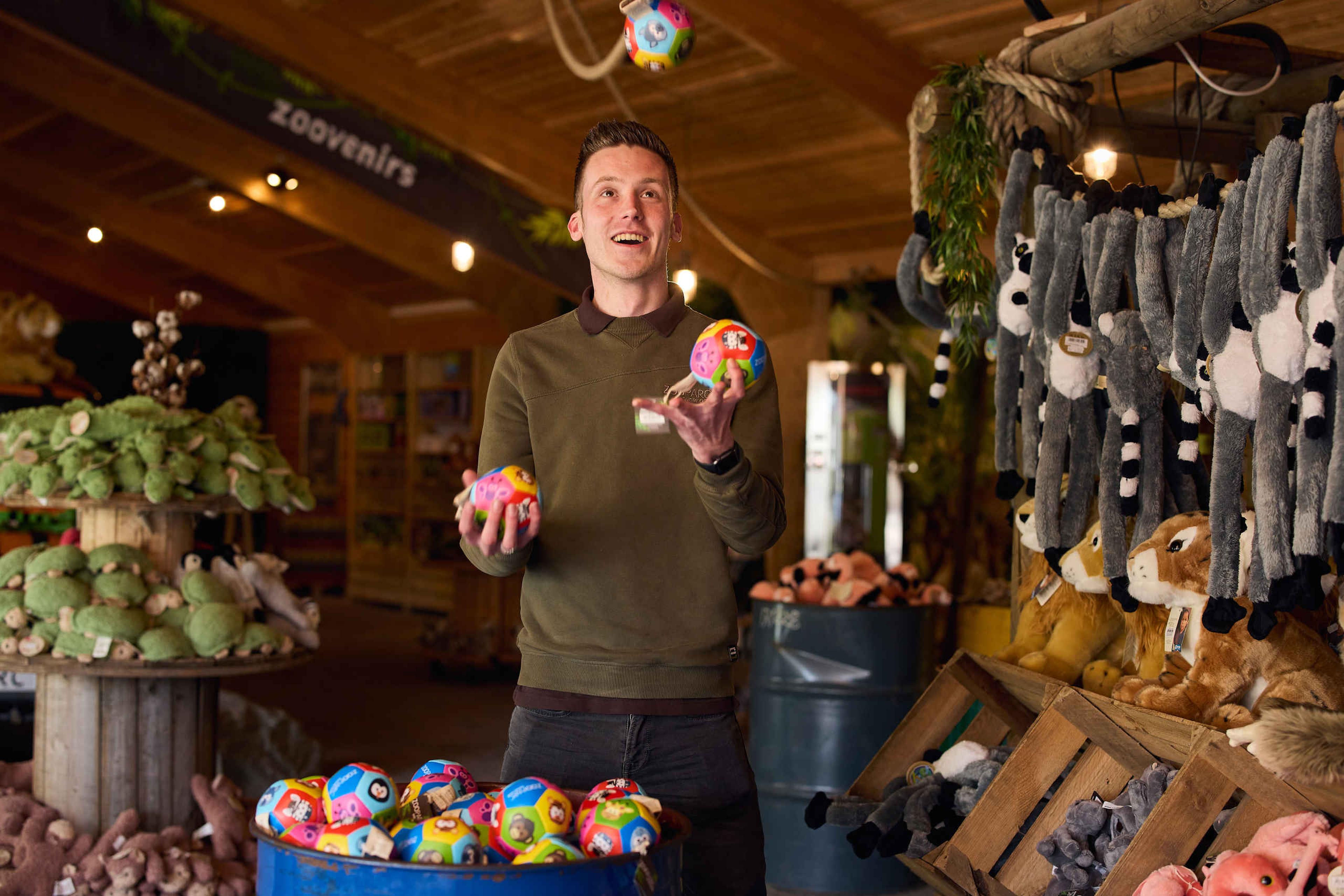 Winkelmedewerker in de souvenirshop van ZooParc Overloon