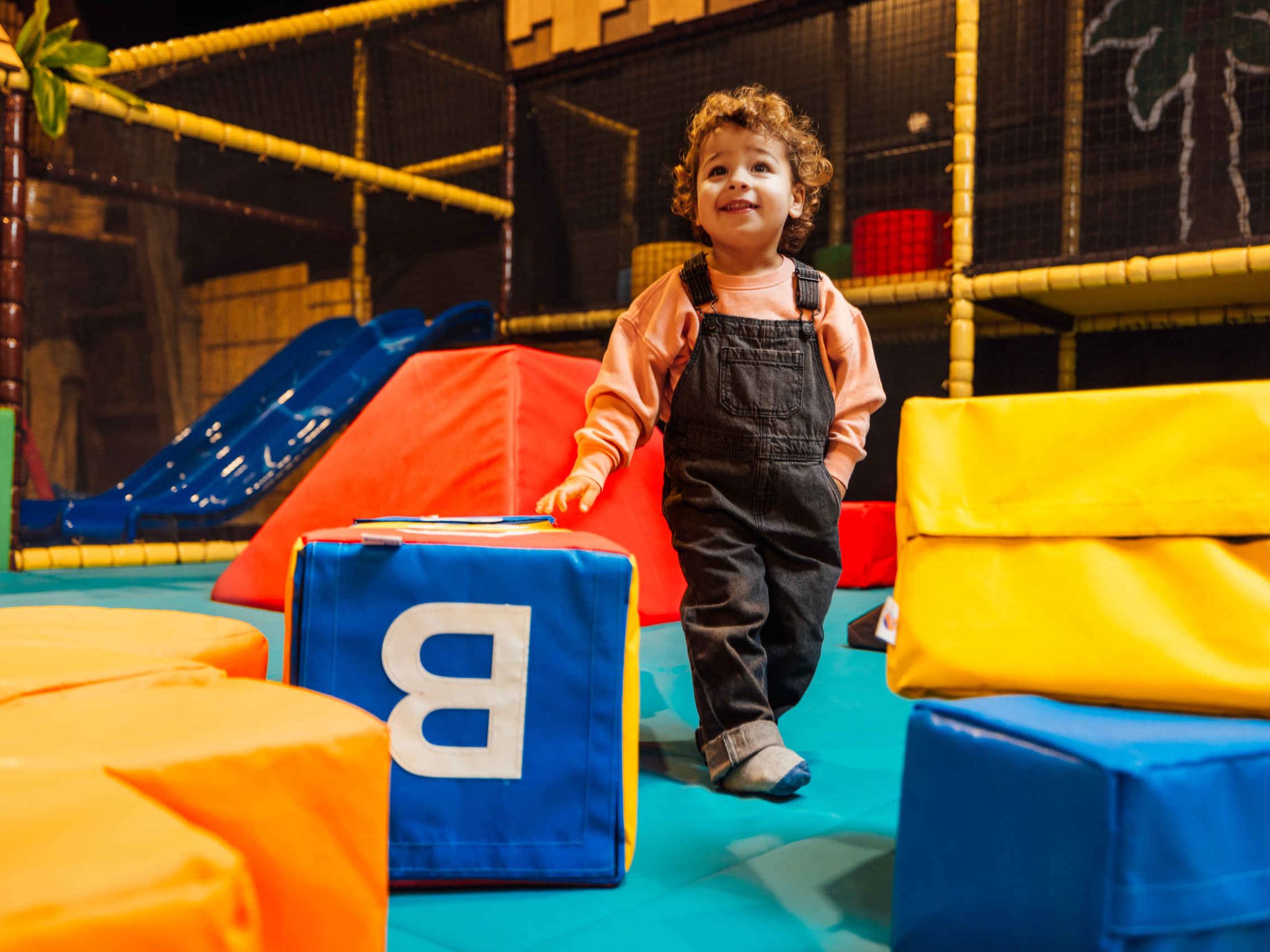 Kind in de peuterspeeltuin van Speelland Indoor bij Beekse Bergen