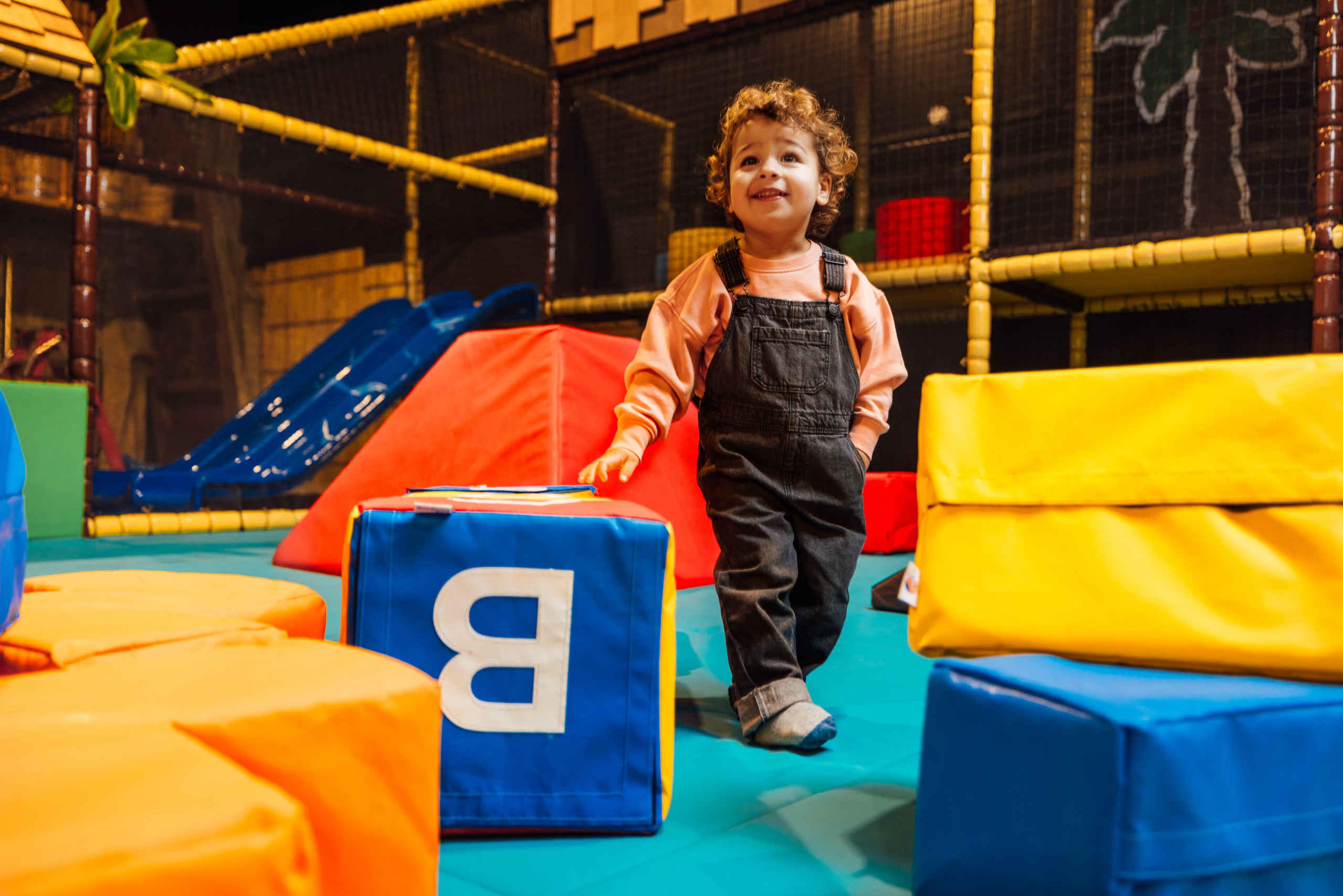 Kind in de peuterspeeltuin van Speelland Indoor bij Beekse Bergen