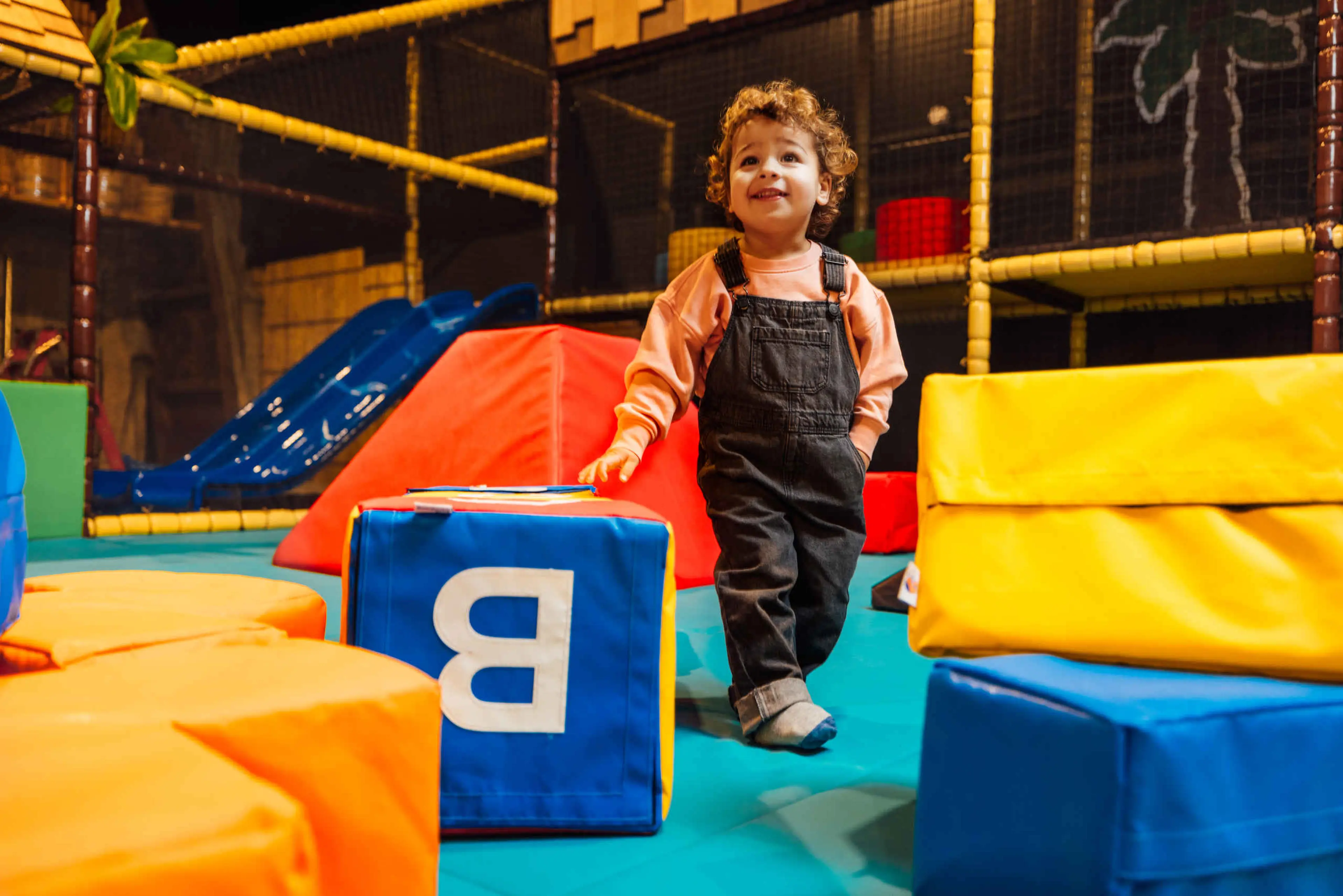 Kind in de peuterspeeltuin van Speelland Indoor bij Beekse Bergen