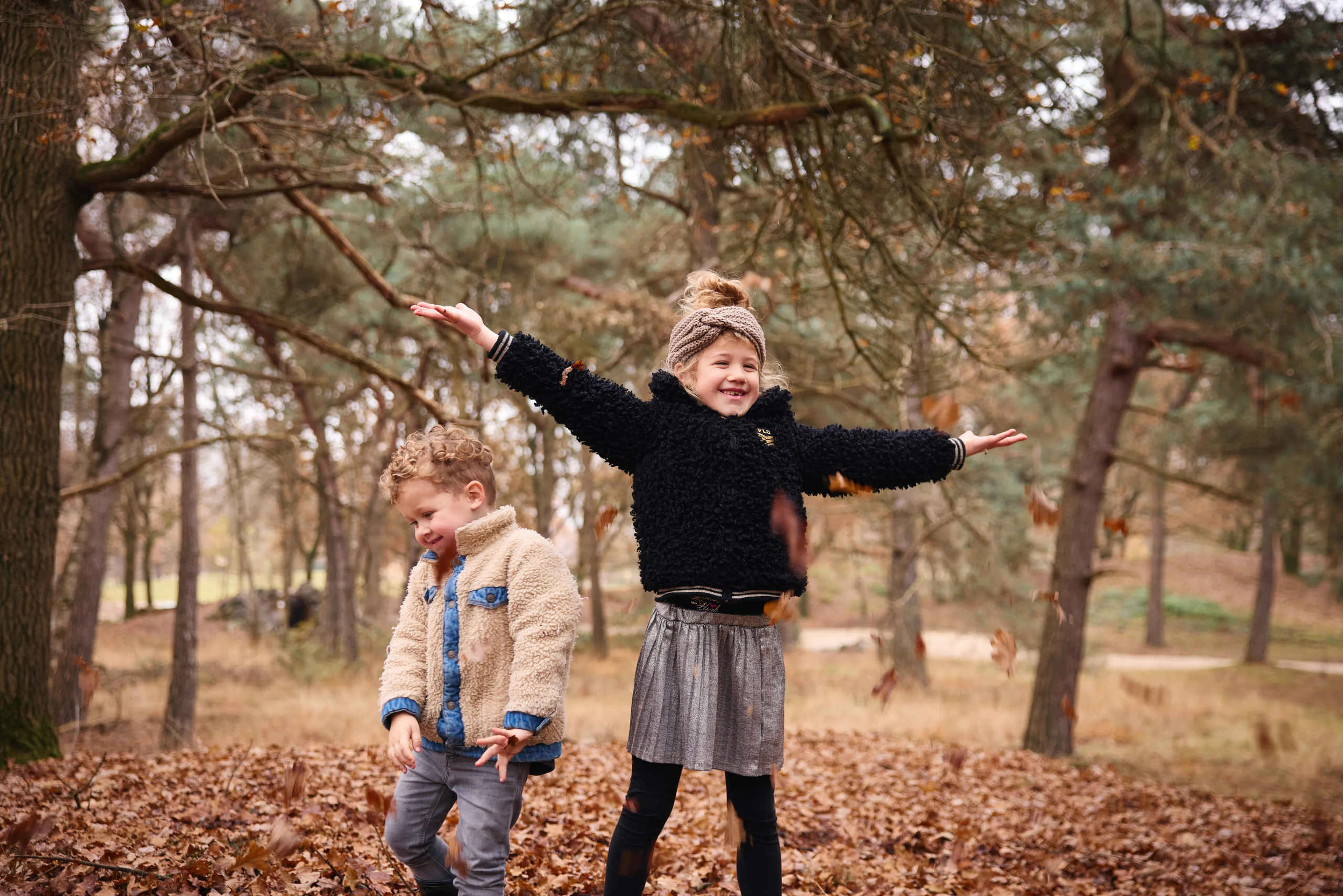 Herfst wandelsafari kinderen spelen tussen de bladeren Safaripark Beekse Bergen