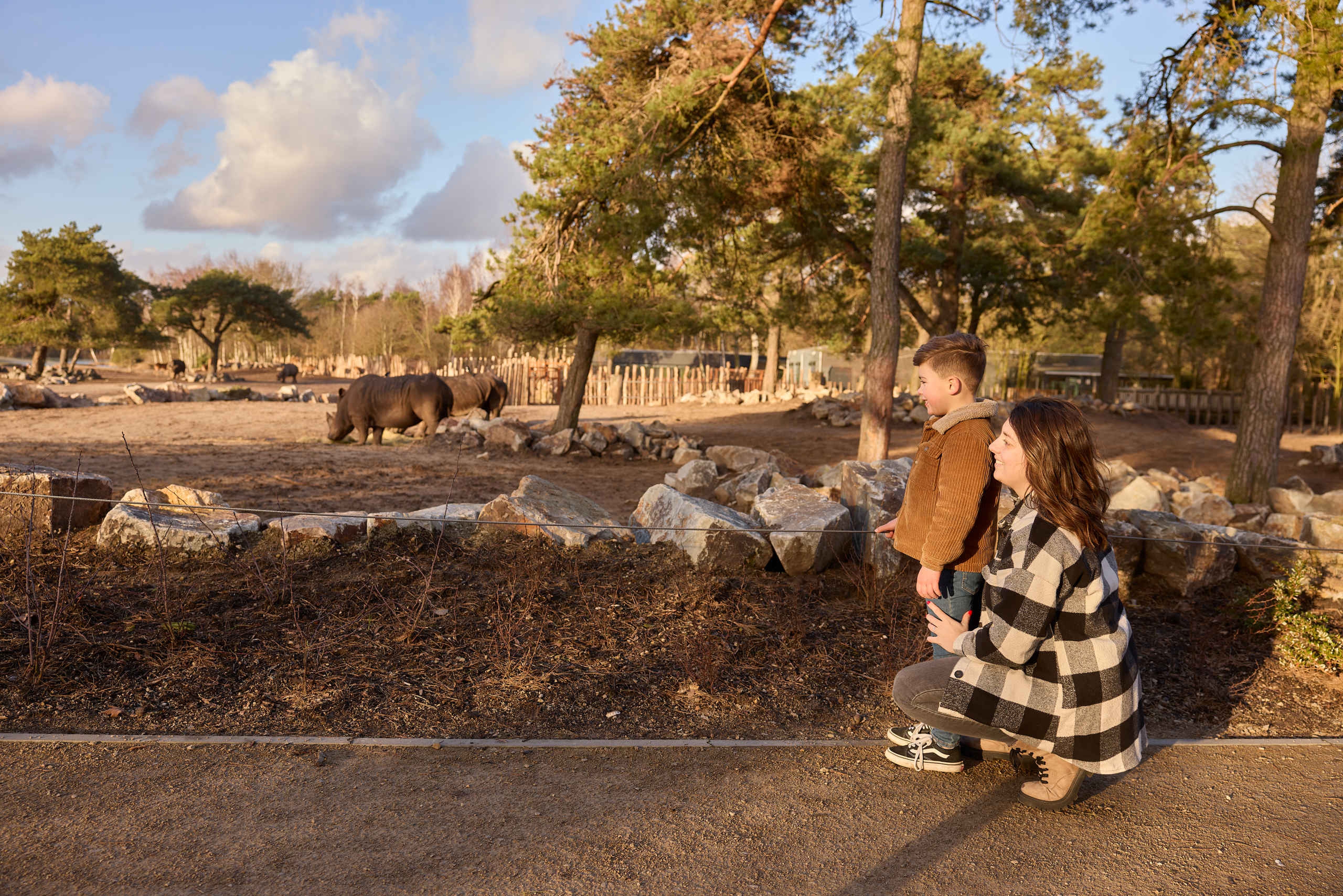 Jongen en moeder bij de breedlipneushoorn op de neushoornvlakte bij Safaripark Beekse Bergen