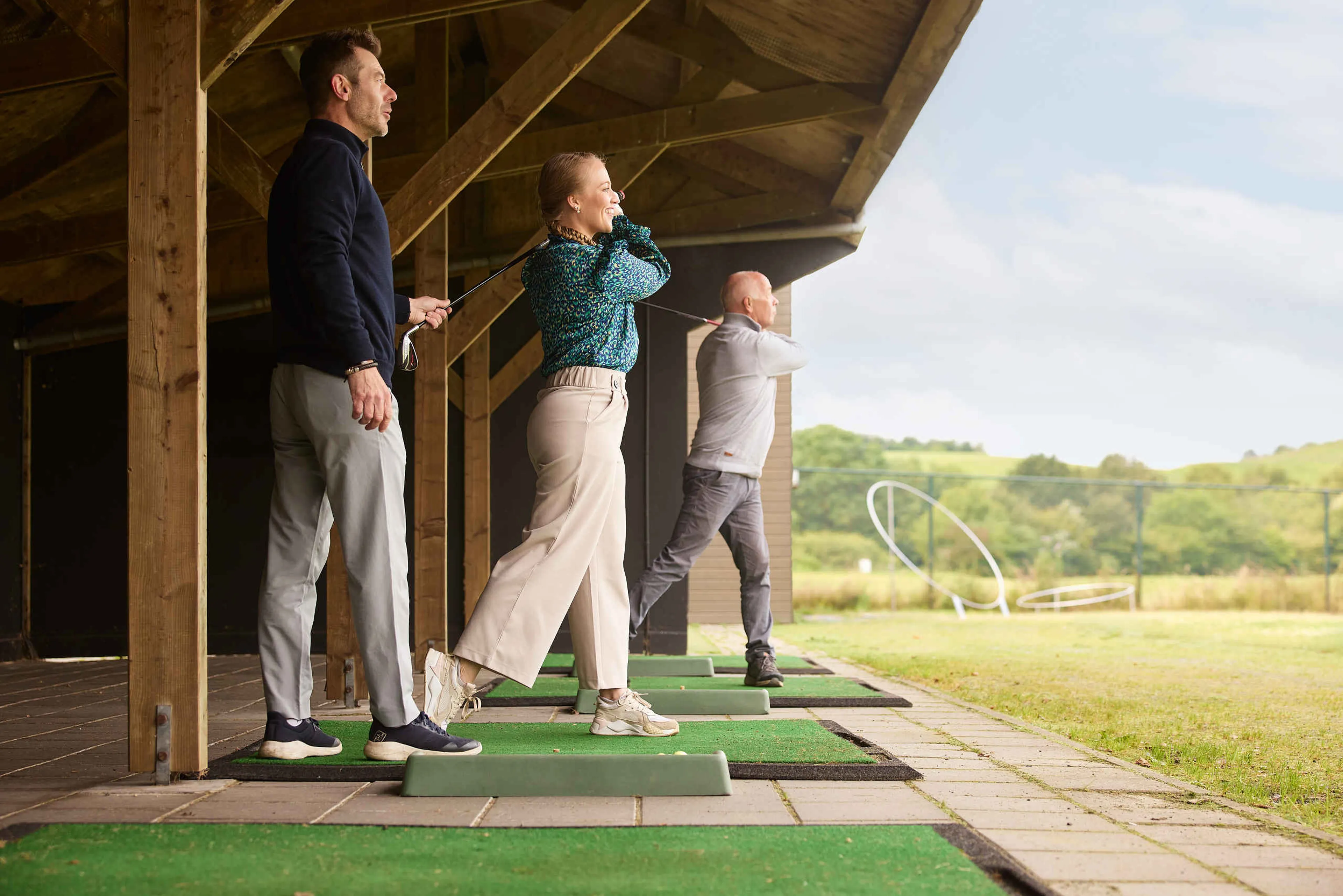 Vader en dochter op de Driving Range van Golf De Gulbergen