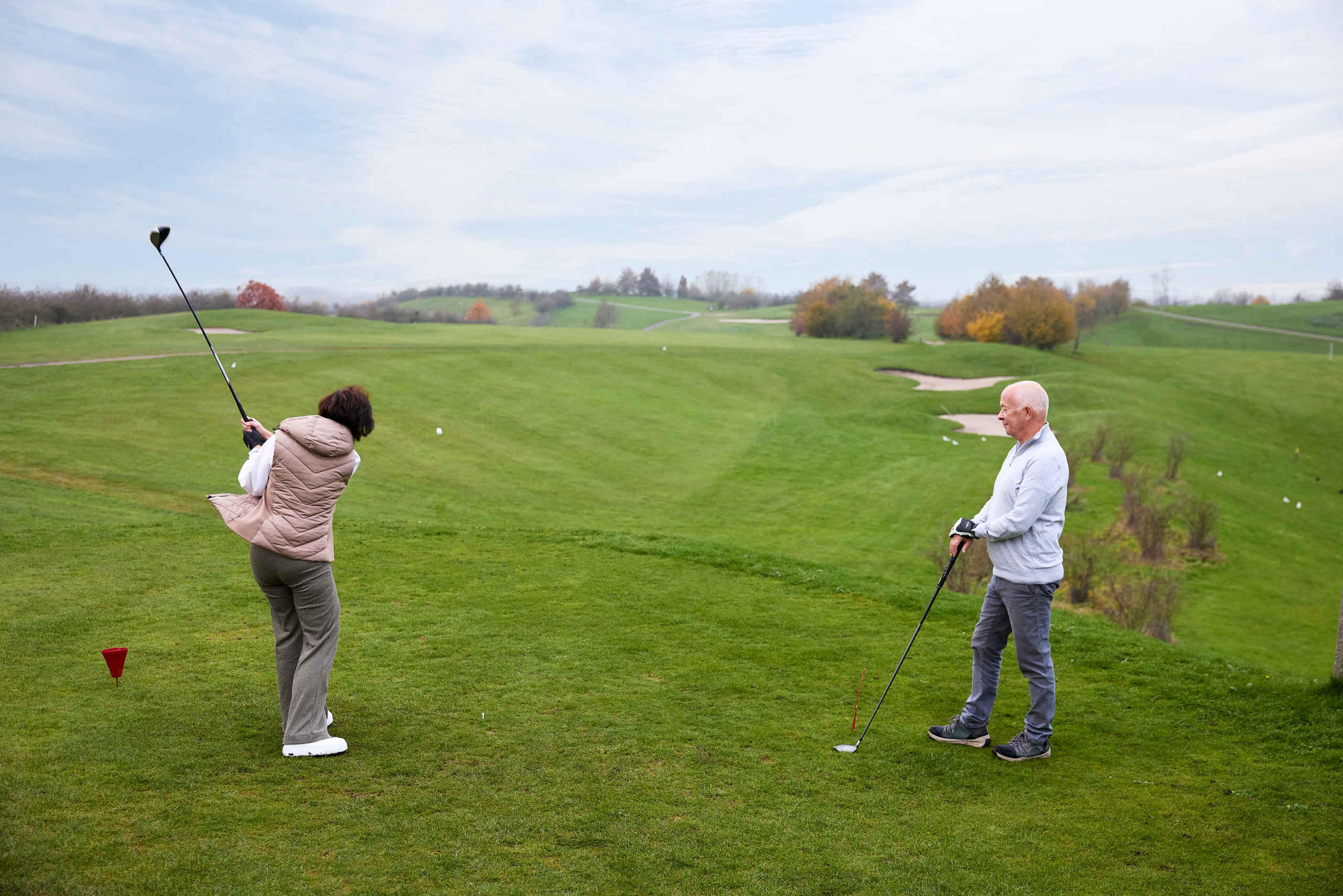 Stel aan het golfen op de Sprookjesbaan van Golf De Gulbergen