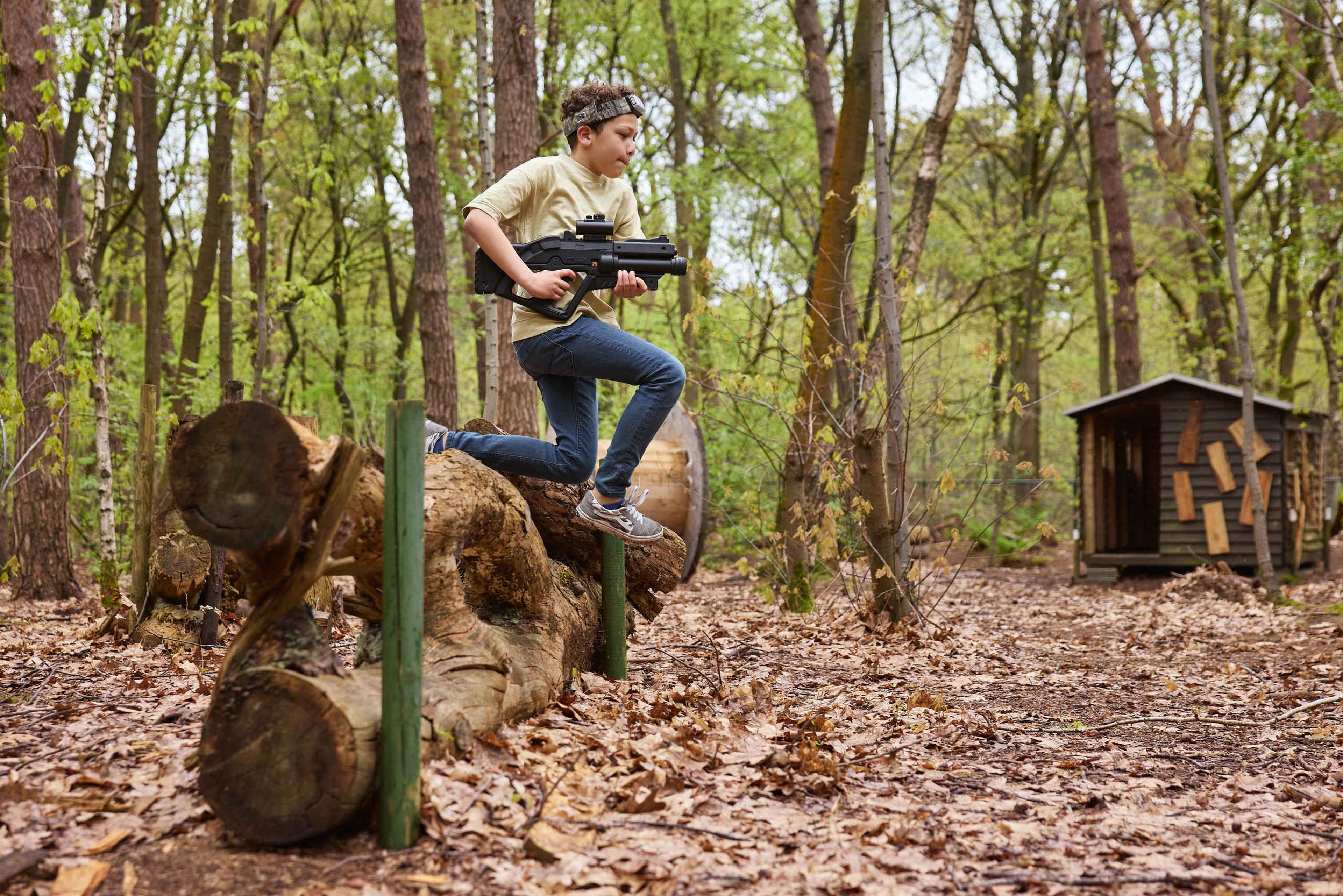 Klimrijk outdoor lasergamen actiefoto jongen
