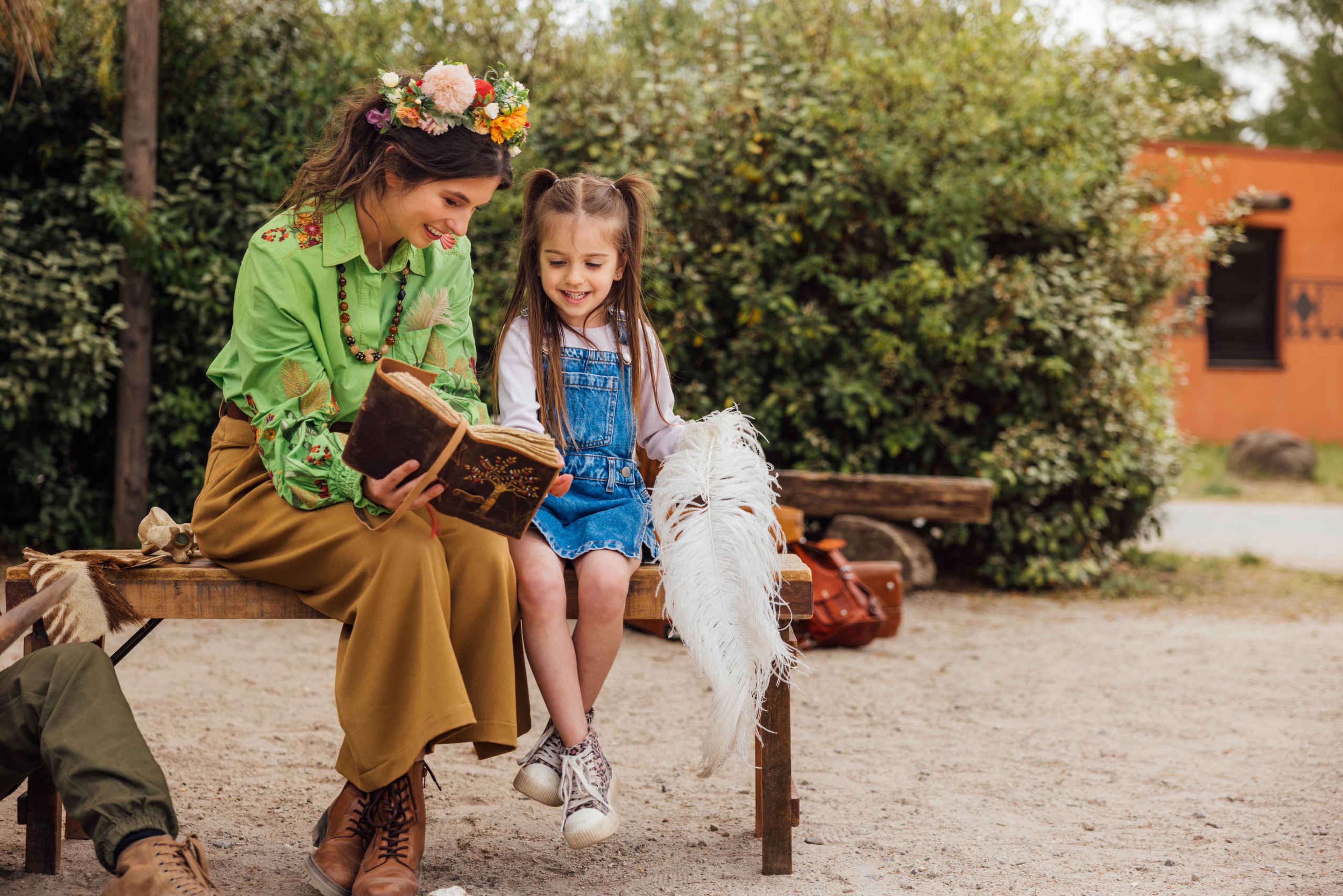 Ranger Renee kijkt samen met een meisje in haar Ranger Guide bij Beekse Bergen.