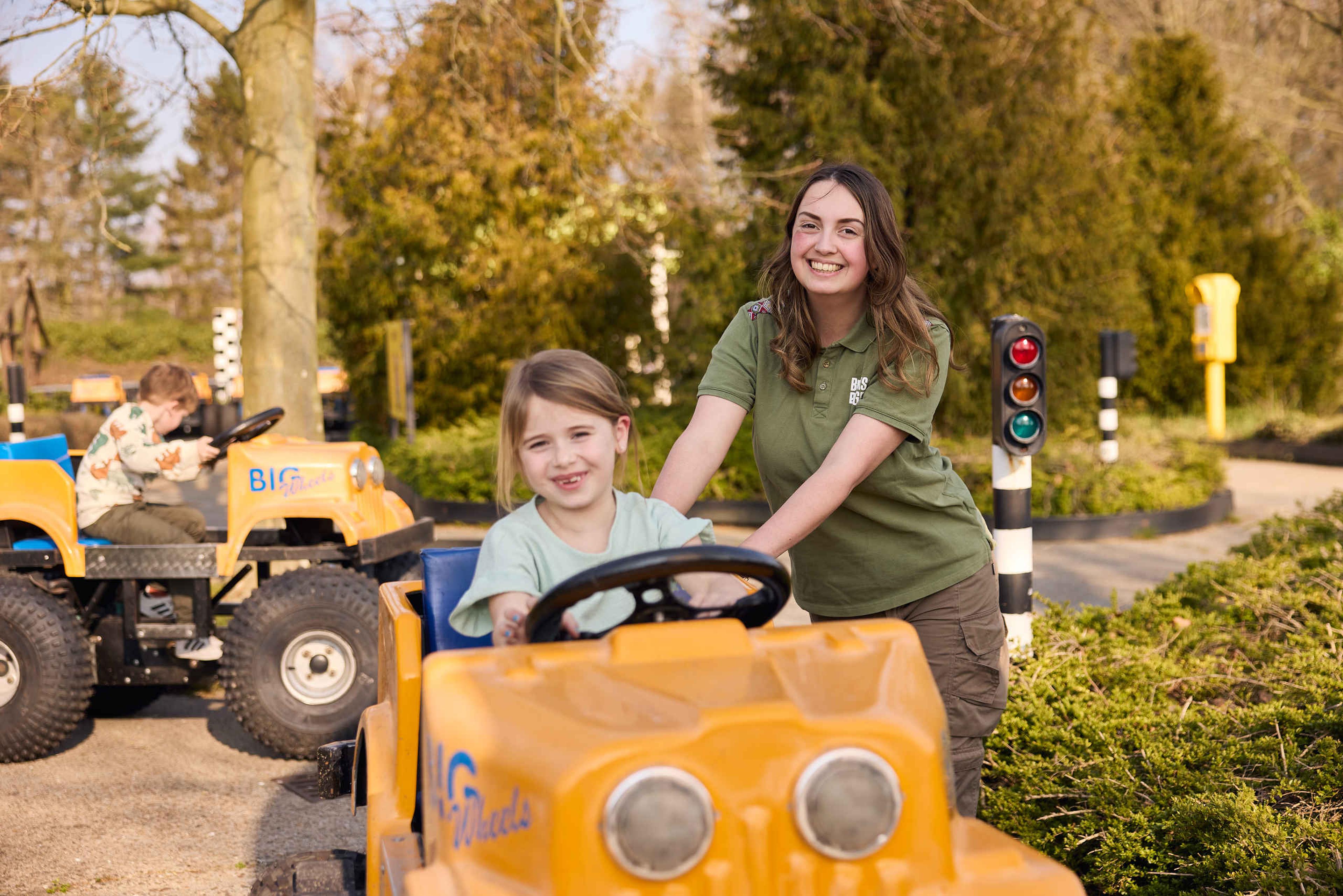 Big Wheels een medewerkster met kind in Speelland Beekse Bergen