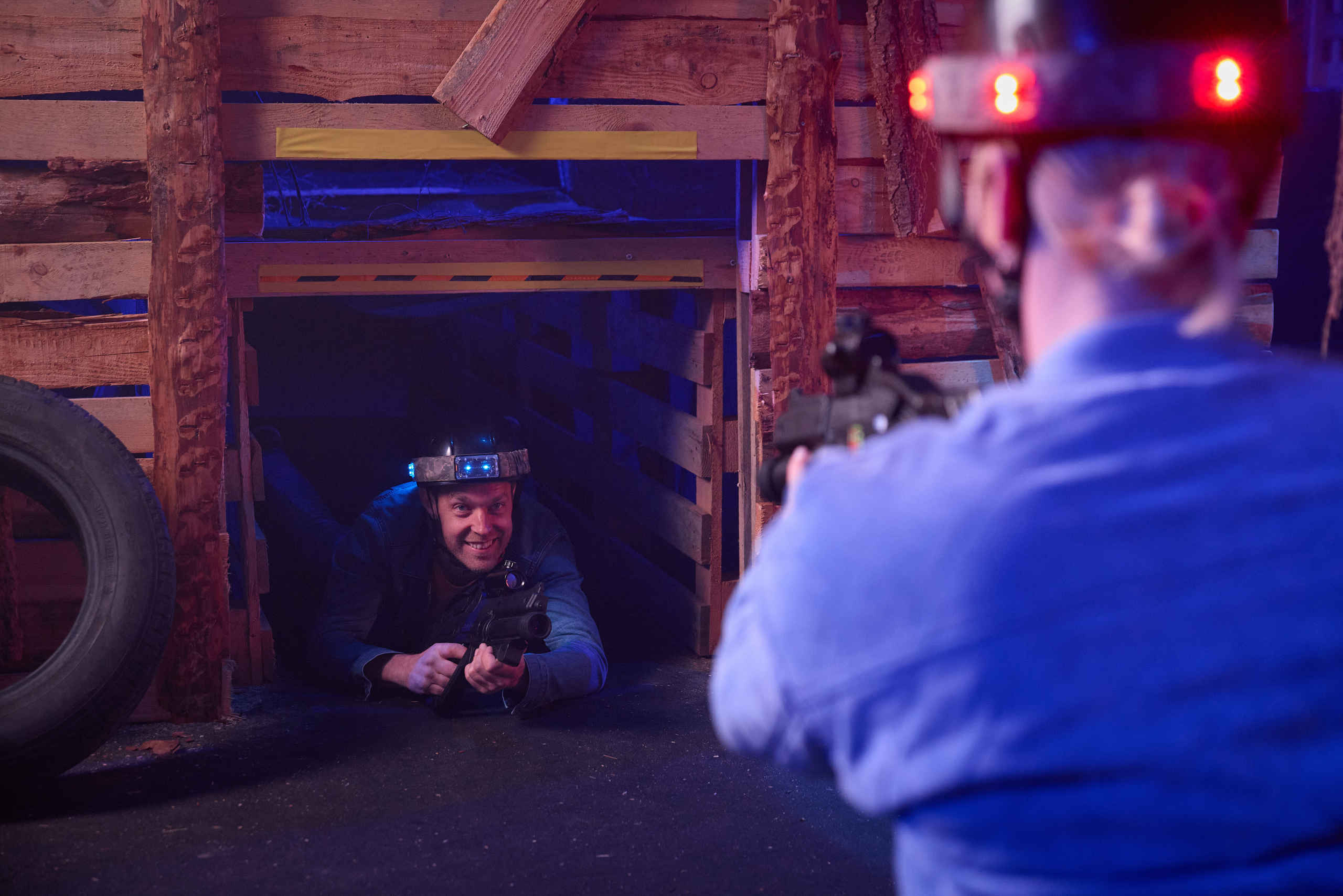 Klimrijk indoor lasergamen volwassen ligpositie