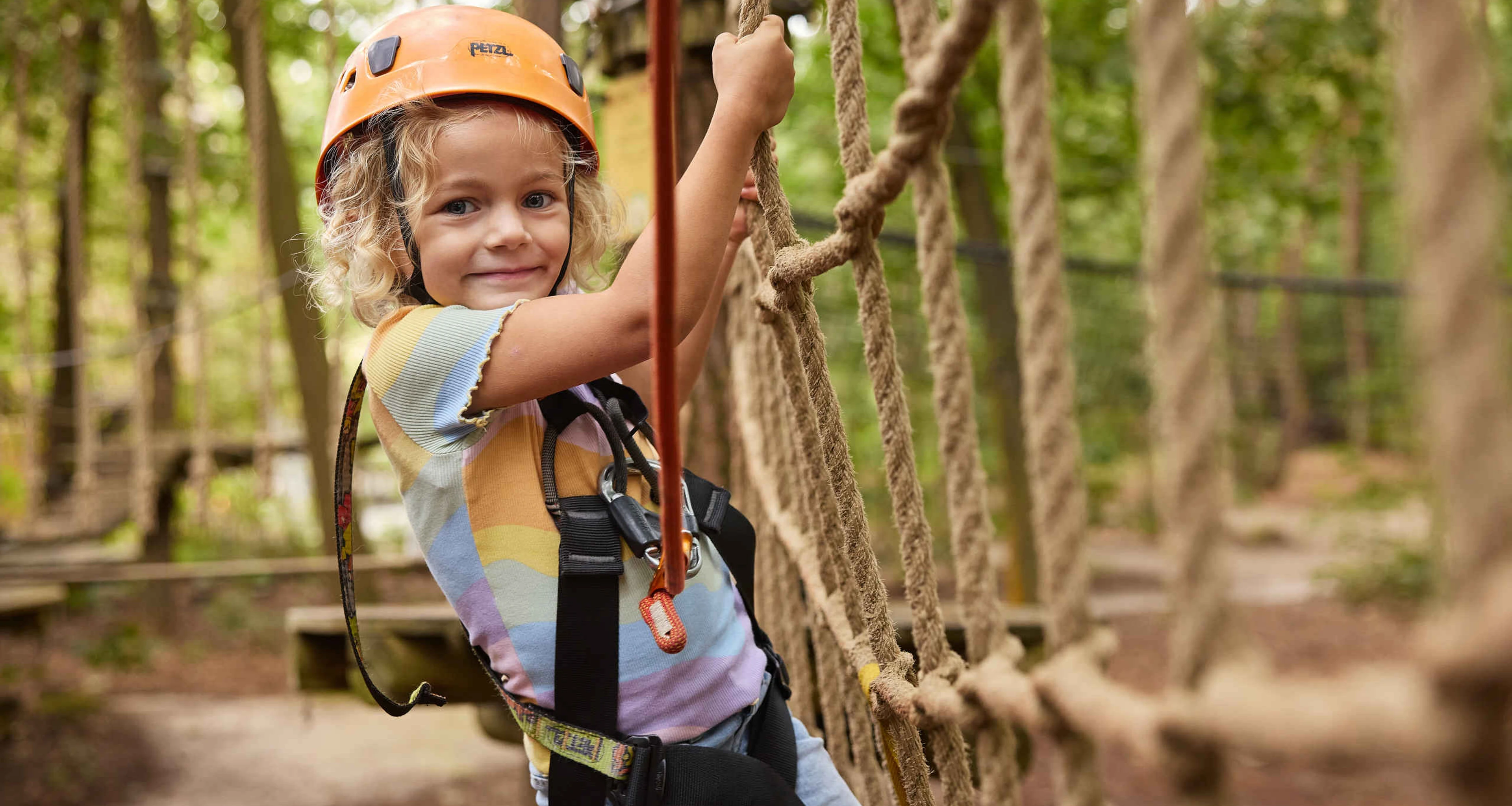 Een meisje klimt op het Pico Parcours bij Klimrijk Brabant.