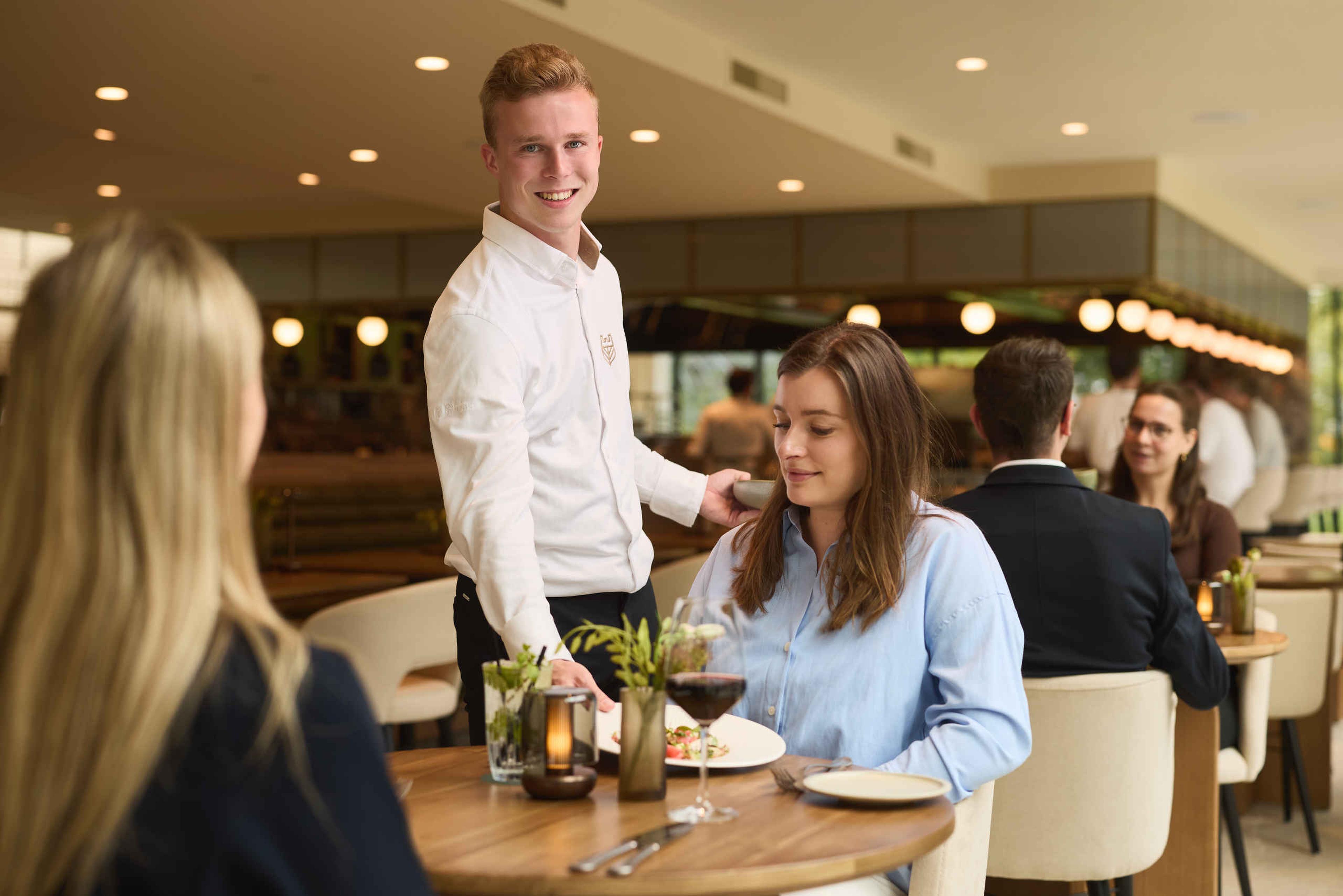 Een medewerker van de Horeca en bediening in Kasteel Steenenburg