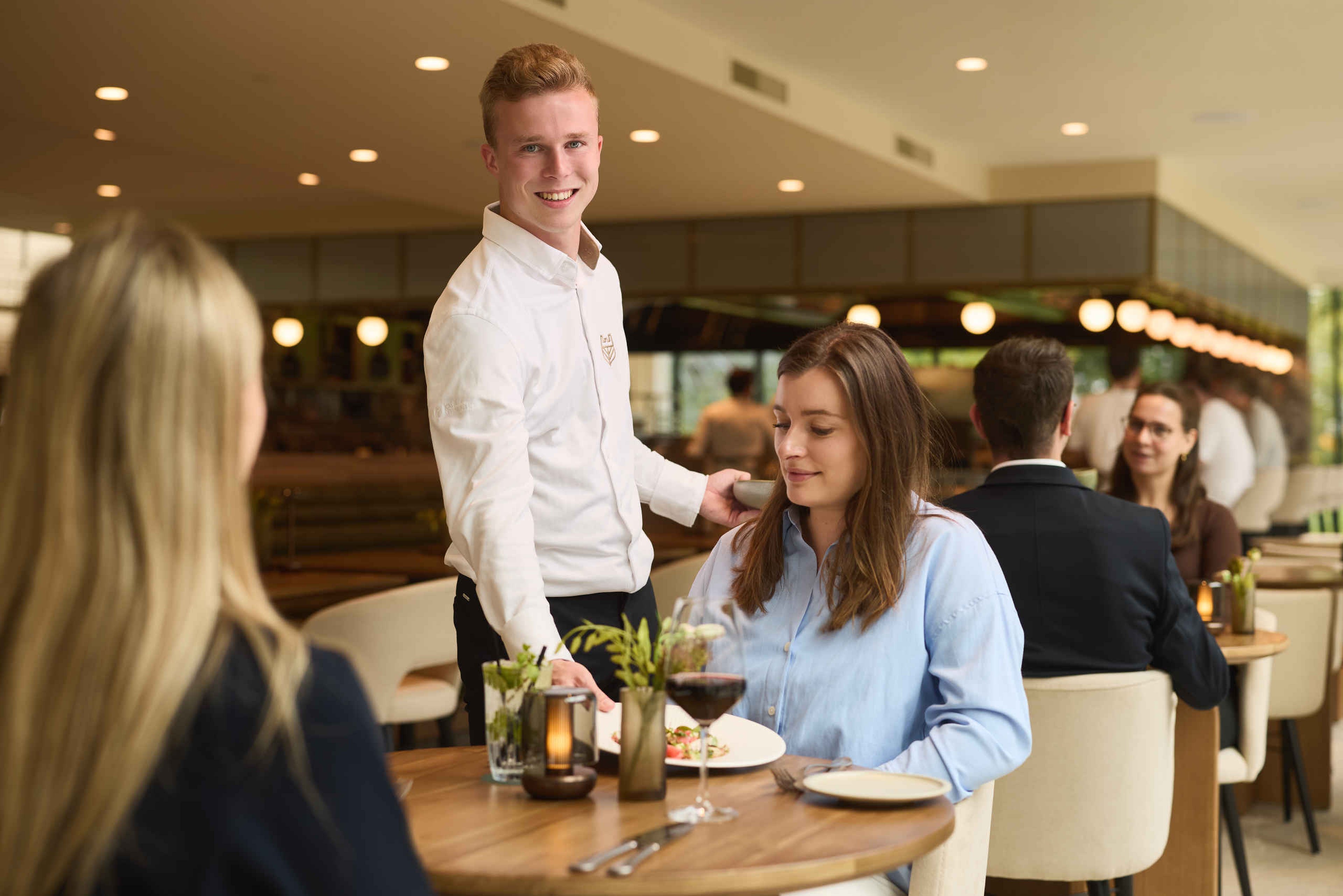 Een medewerker van de Horeca en bediening in Kasteel Steenenburg