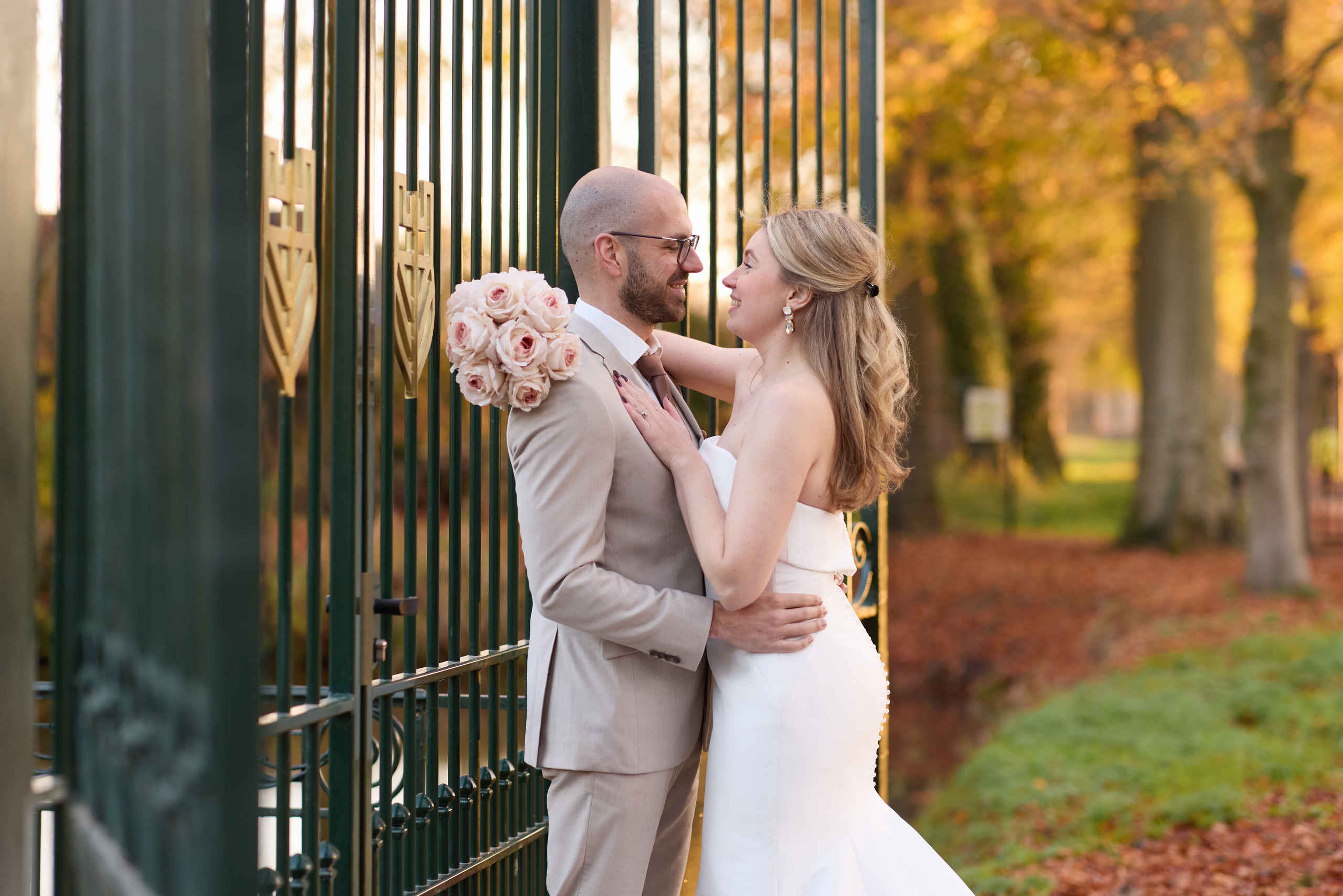 Bruidspaar bruiloft exterieur Kasteel Steenenburg