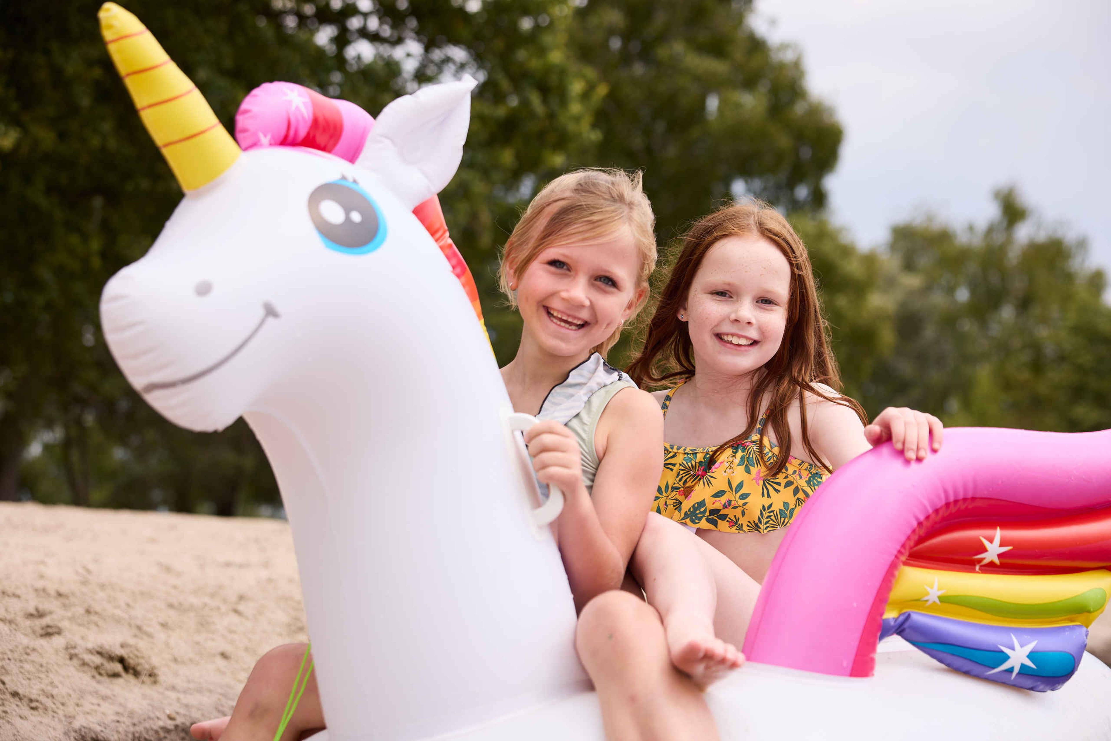 Meisje op een opblaas unicorn bij Speelland Beekse Bergen