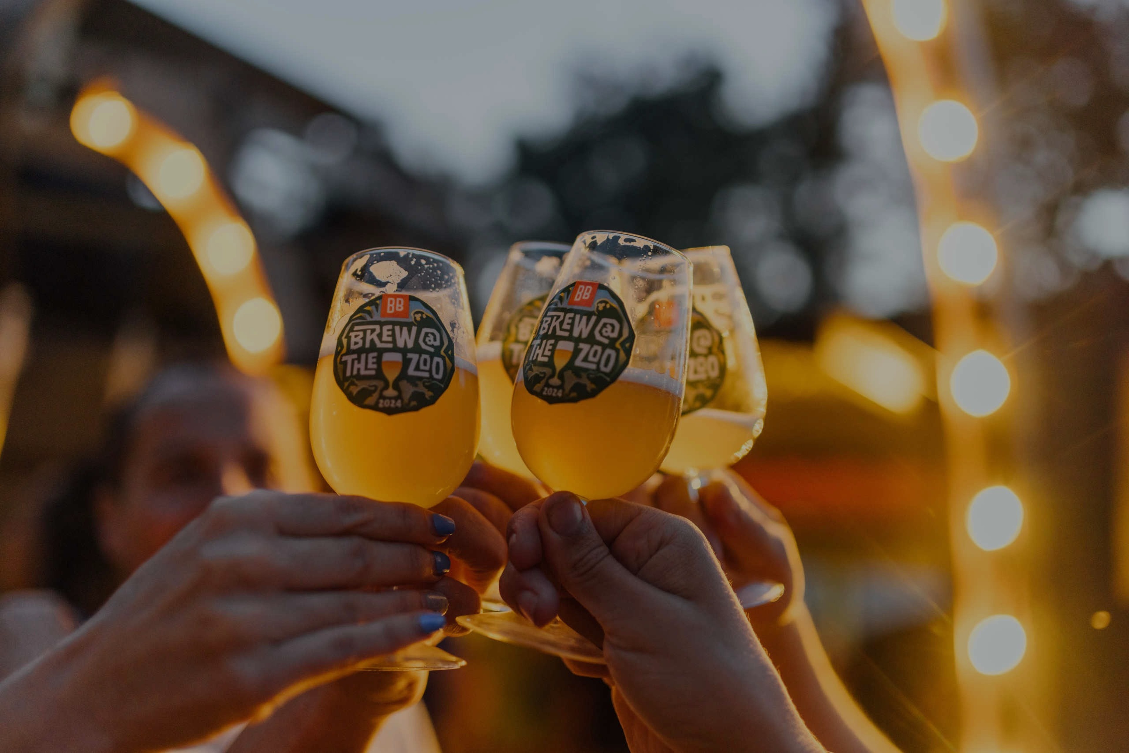 Brew@theZoo entreeplein proosten met bier in Safaripark Beekse Bergen