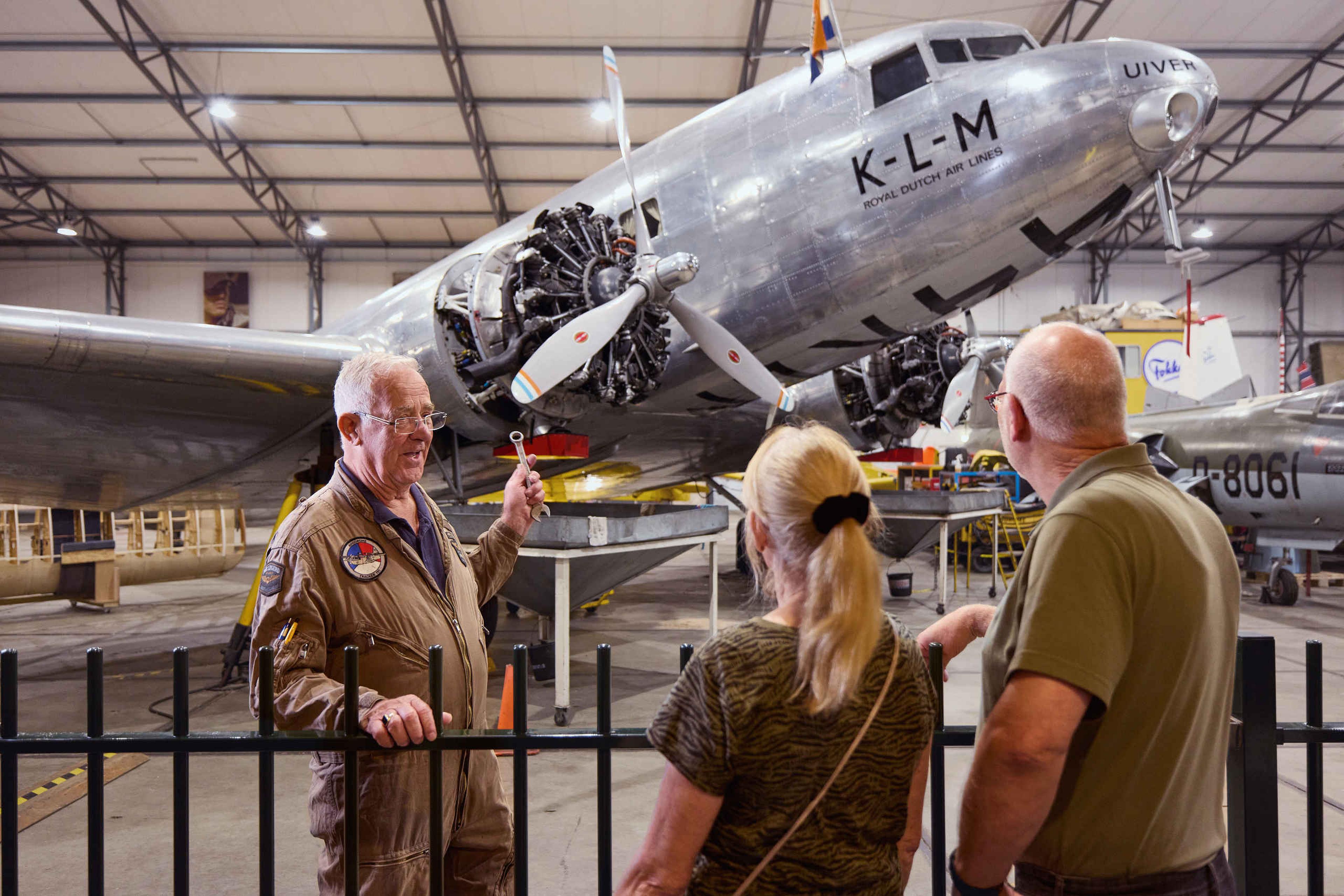 Senioren krijgen rondleiding van gids door Luchtvaartmuseum Aviodrome